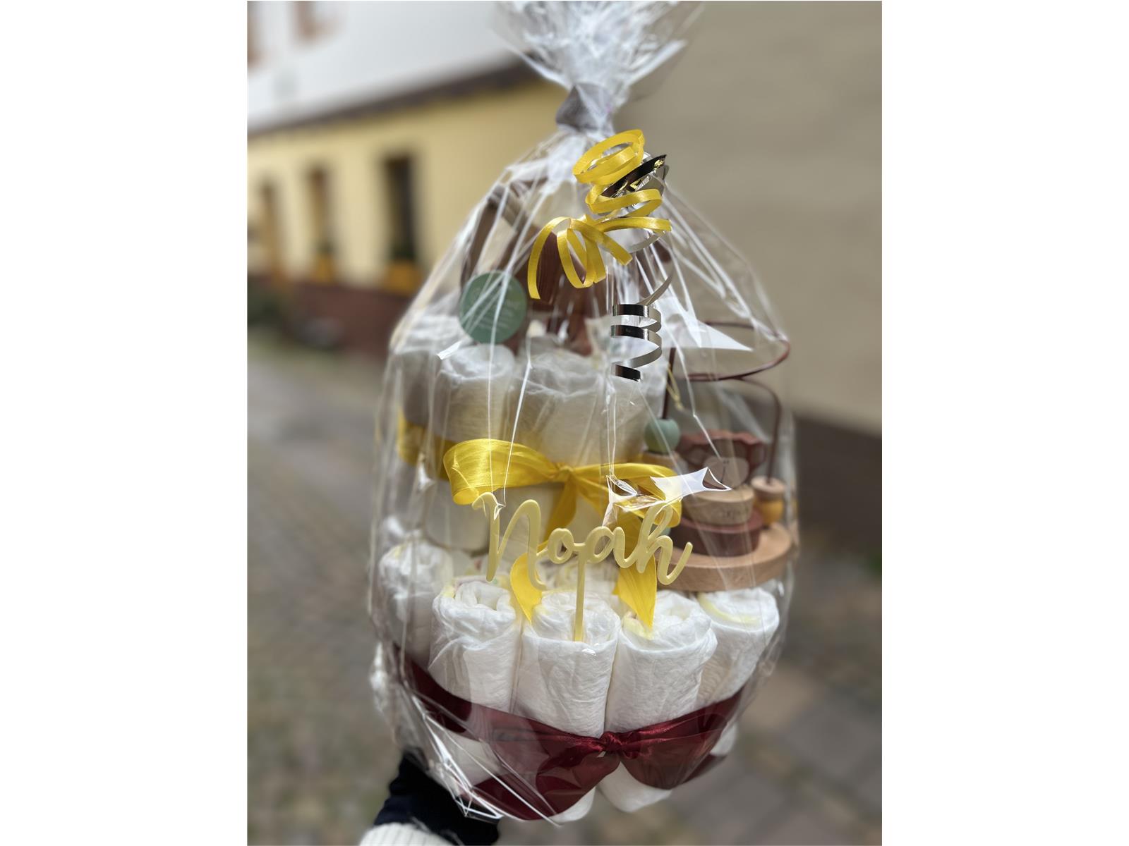 Elfenstall Windeltorte mit Trixie Kamel Rassel und Motorikschleife