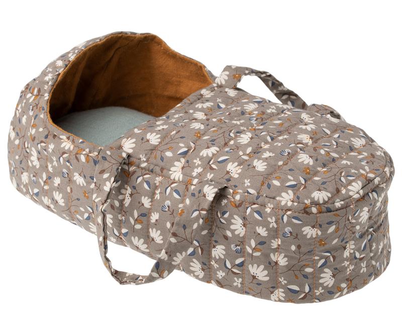 Maileg Tragetasche mit Kissen für Puppen, Teddys oder Hasen ocker grau 26cm