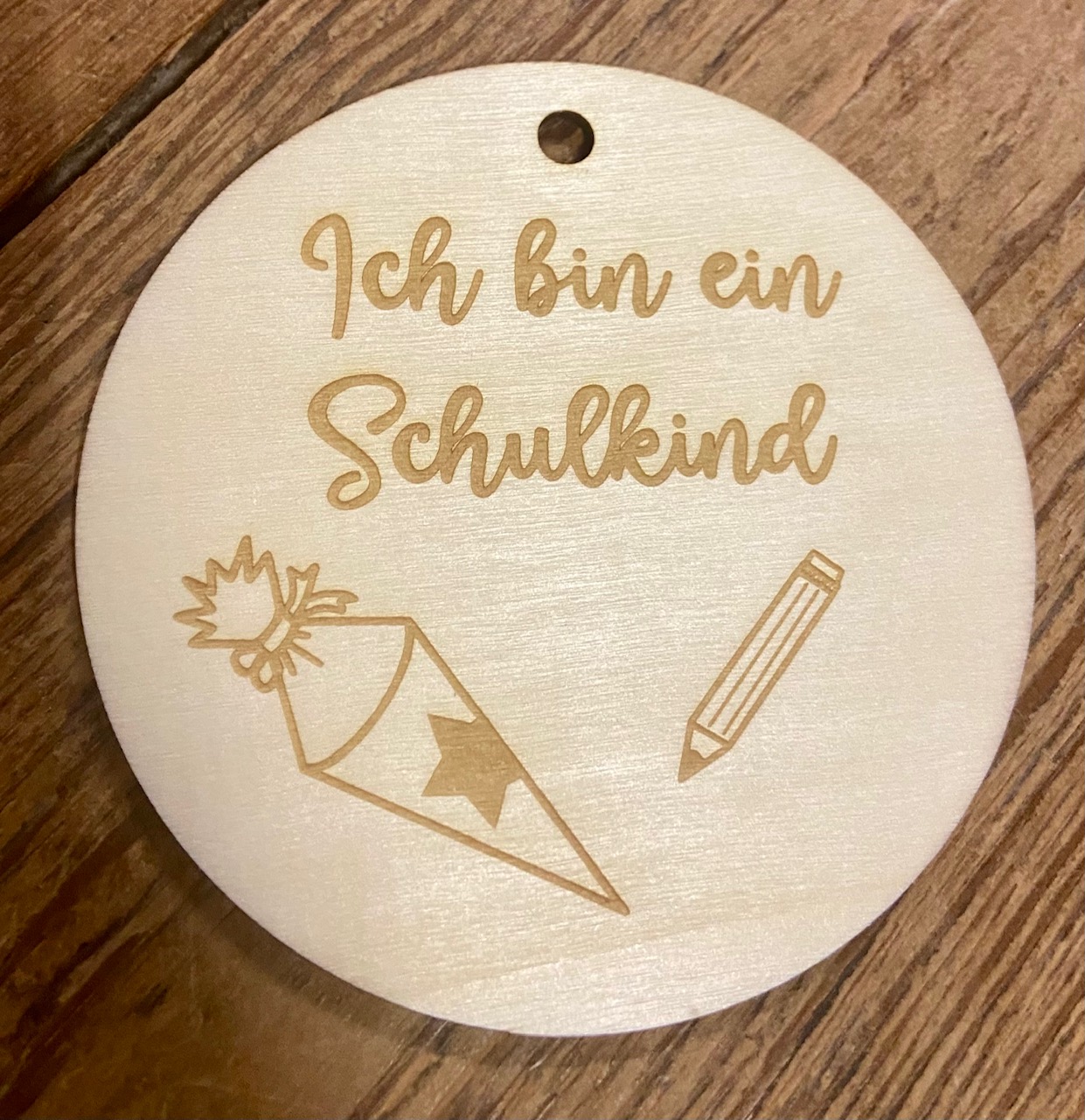 Holzscheibe Ich bin ein Schulkind Geschenkanhänger 10 cm Holzscheibe Ich bin ein Schulkind Geschenkanhänger 10 cm