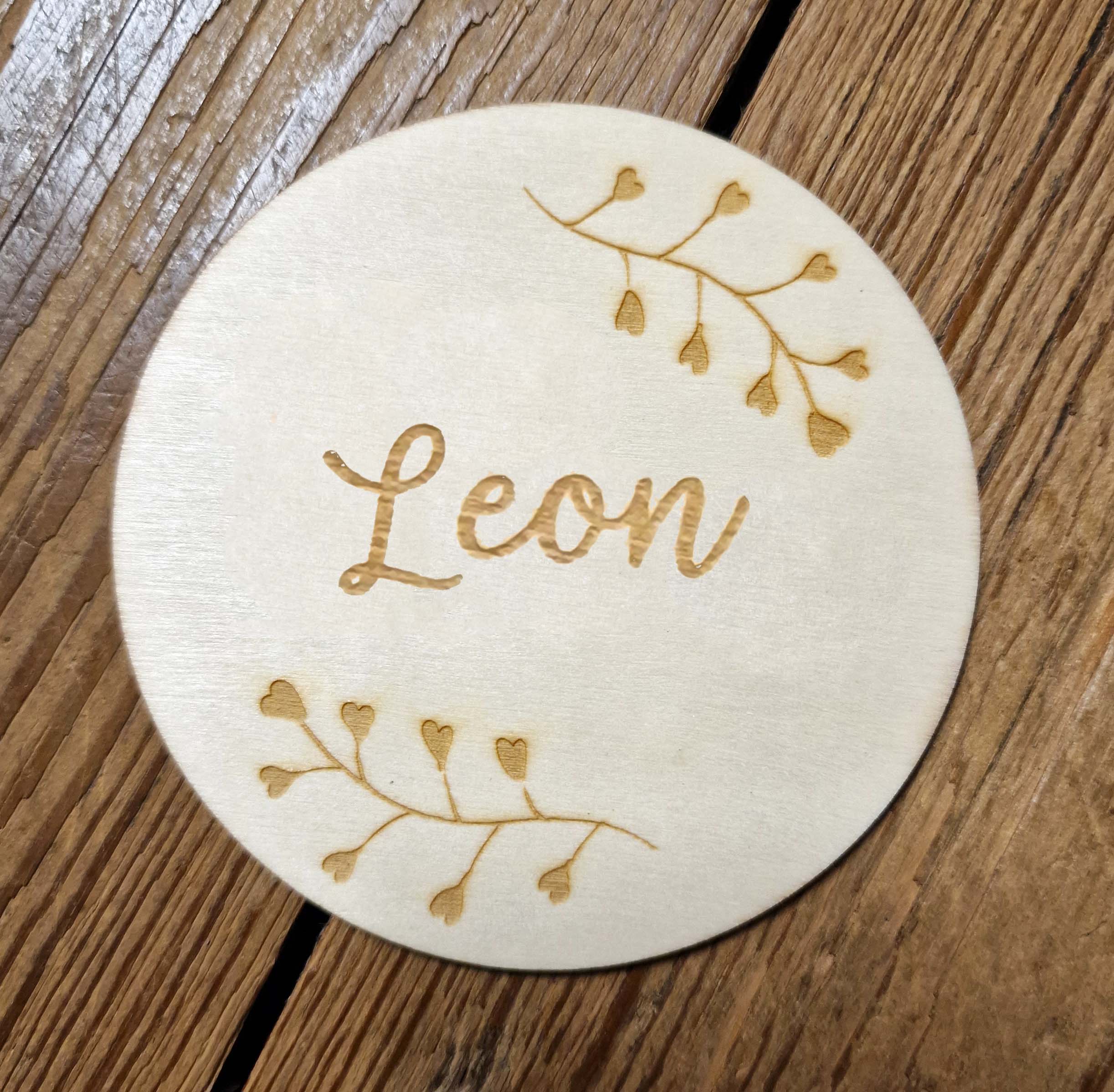 Personalisierte Holzscheibe mit Herzmotiv Geschenkanhänger 10 cm