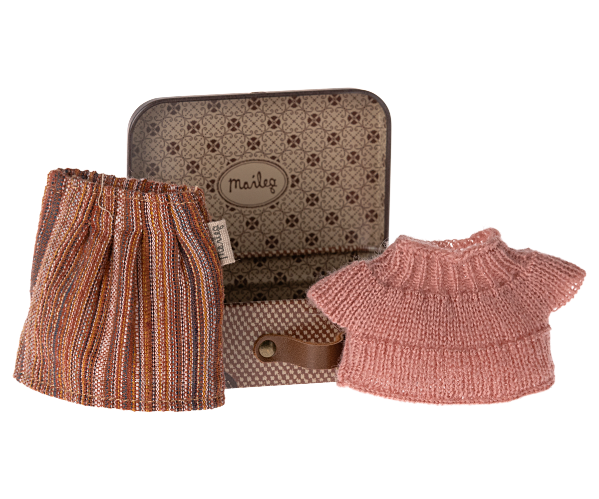 Maileg Kleidung Strickbluse und Rock im Koffer Oma Maus