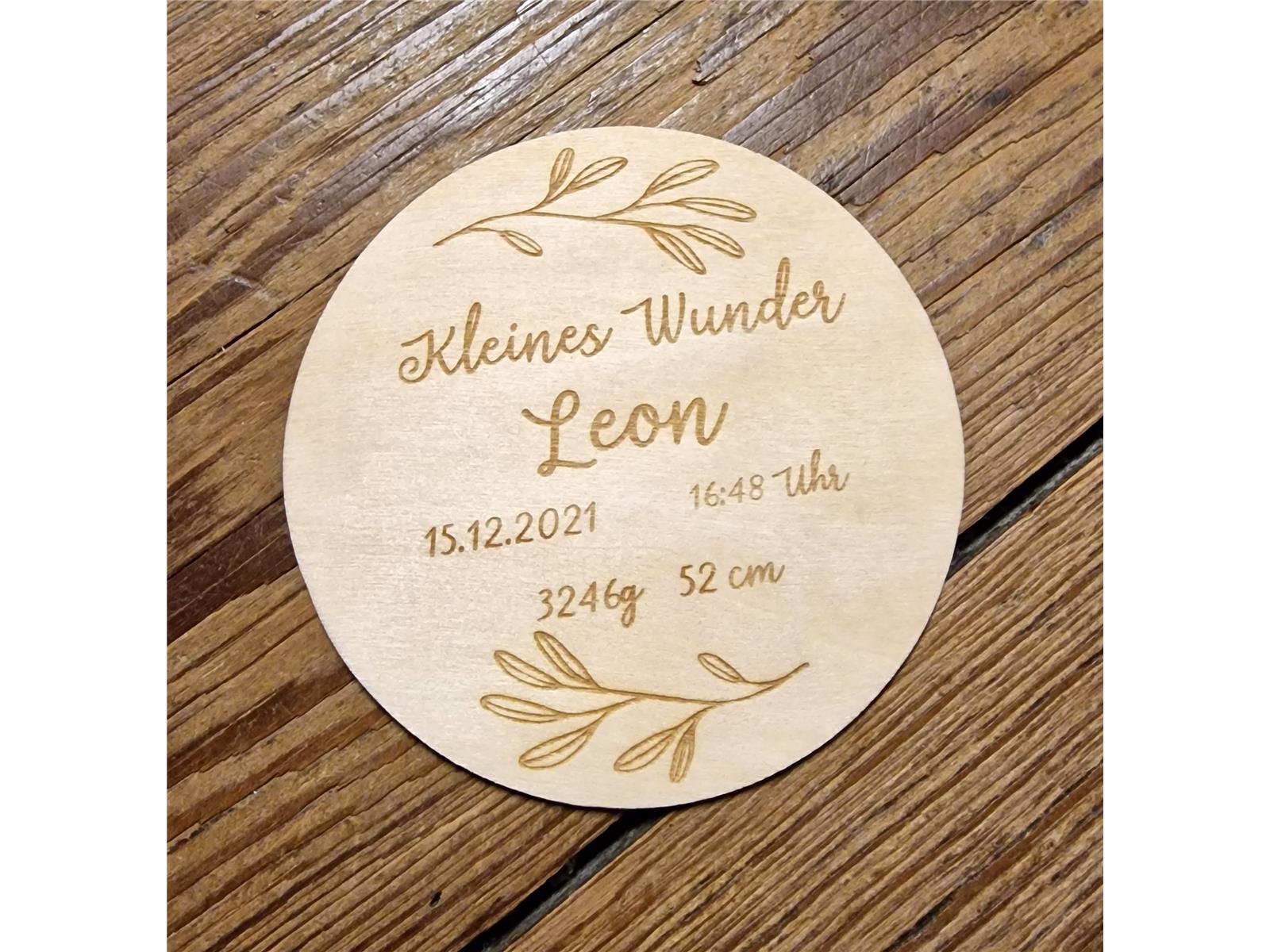 Personalisierte Holzscheibe "Kleines Wunder" mit Blättermotiv Geschenkanhänger 10 cm