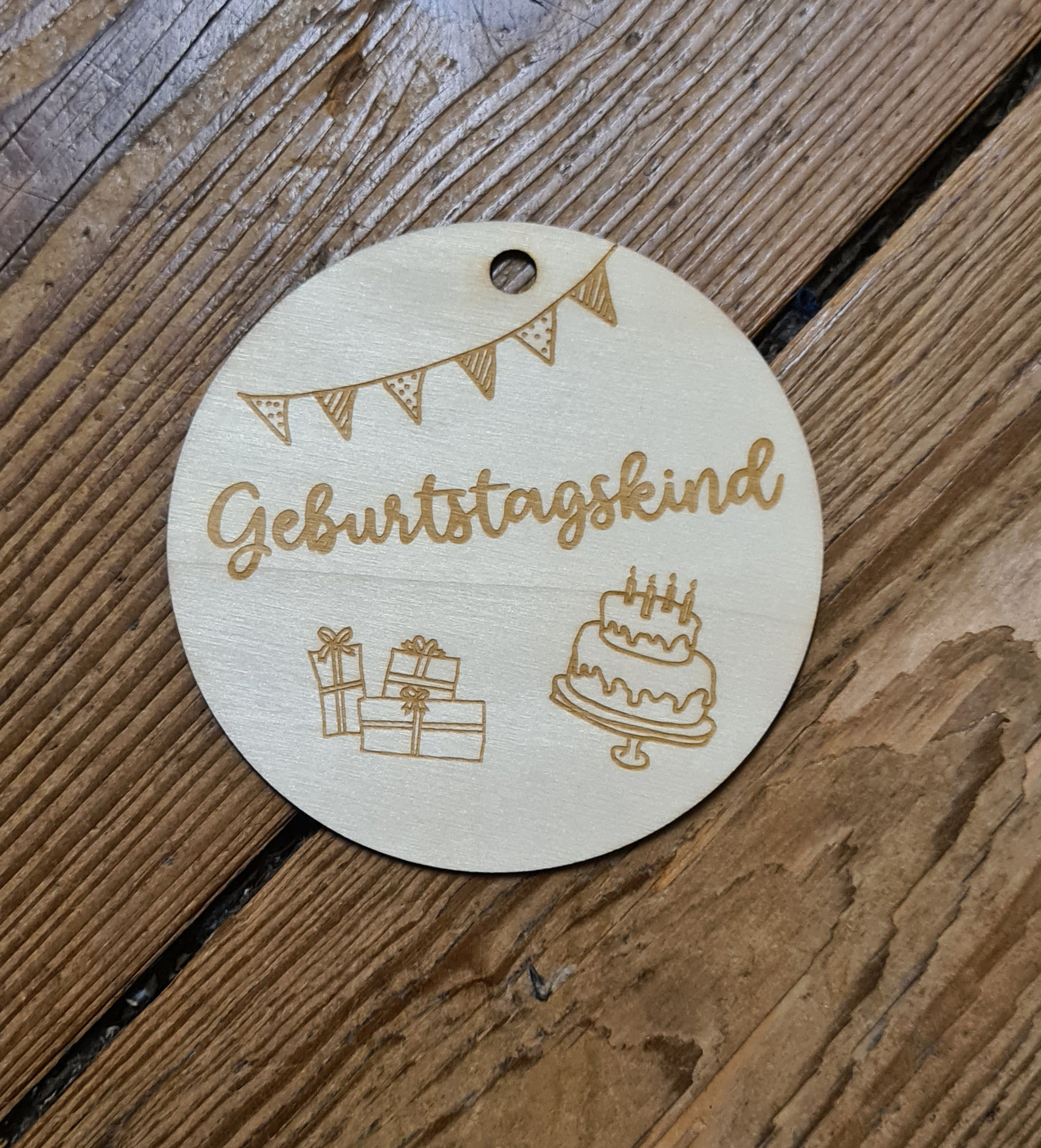 Holzscheibe Geburtstag Geburtstagskind Torte Geschenkanhänger 10 cm Holzscheibe Geburtstag Geburtstagskind Torte Geschenkanhänger 10 cm