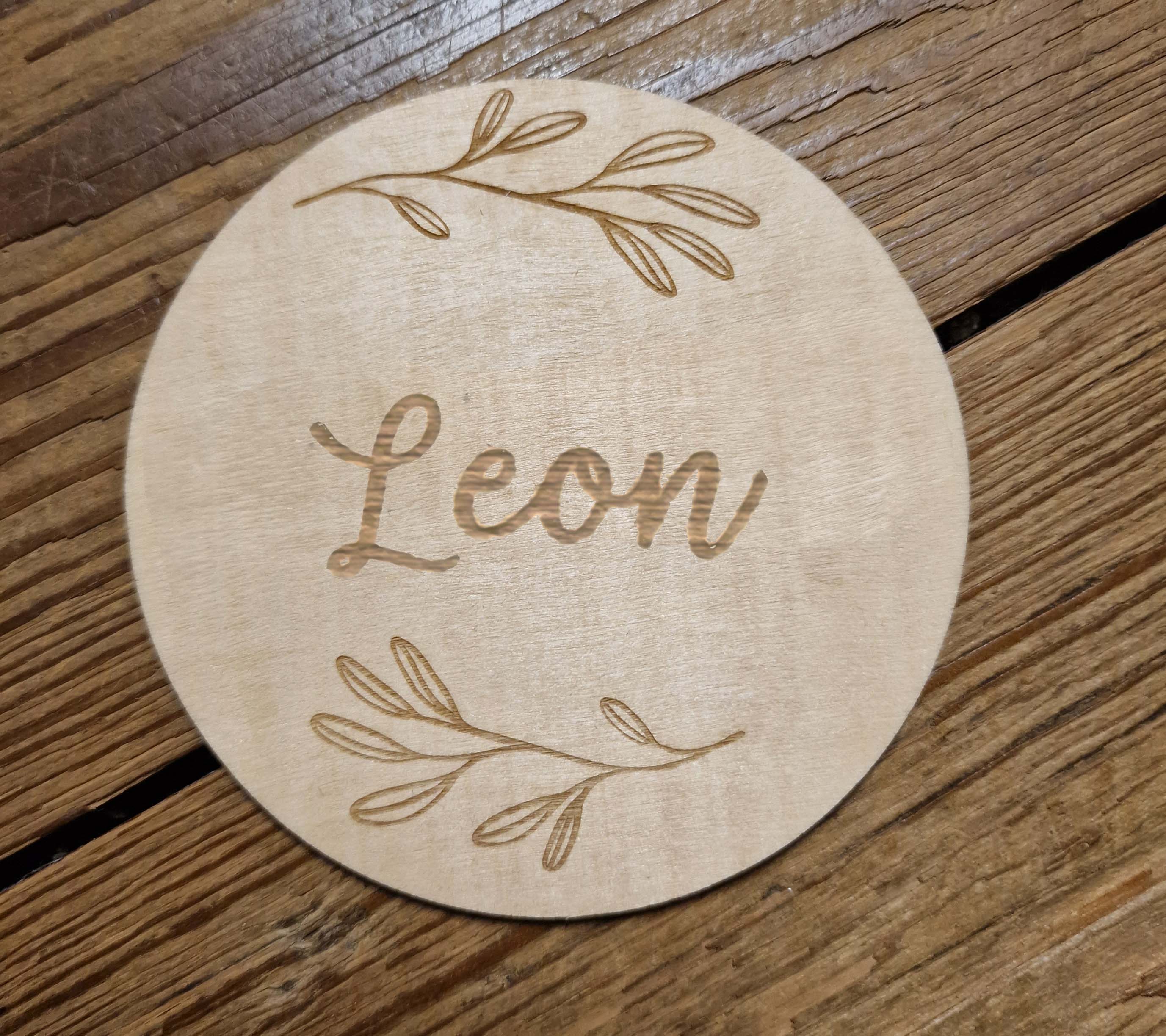 Personalisierte Holzscheibe mit Blättermotiv Geschenkanhänger 10 cm