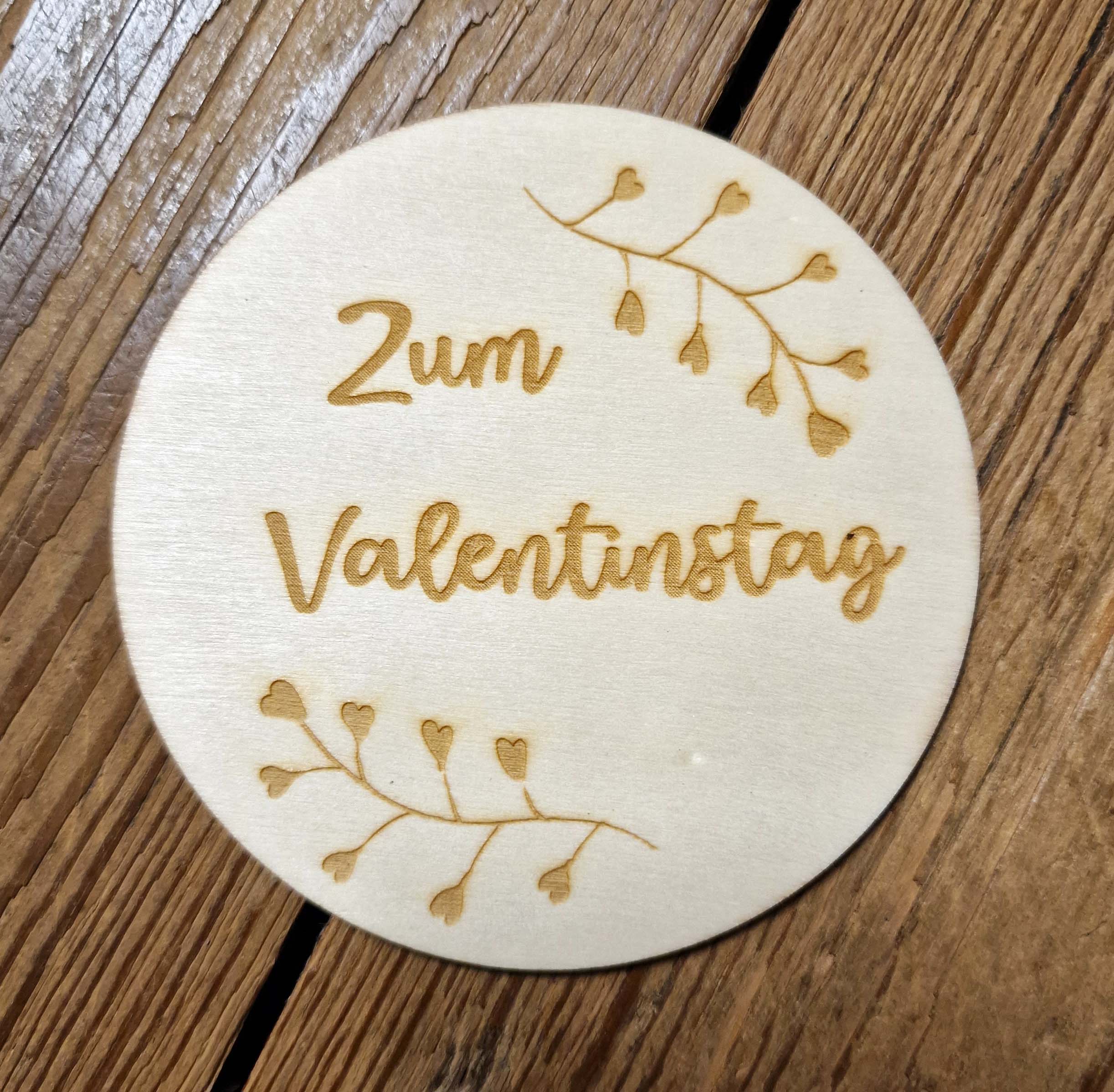 Personalisierte Holzscheibe mit Herzmotiv Geschenkanhänger 10 cm