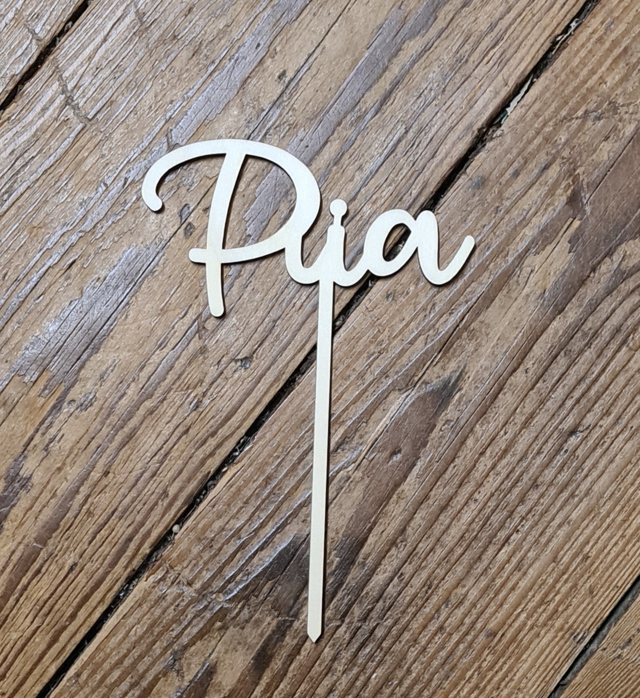 Personalisierter Topper aus Holz mit Wunschname. einzeilig