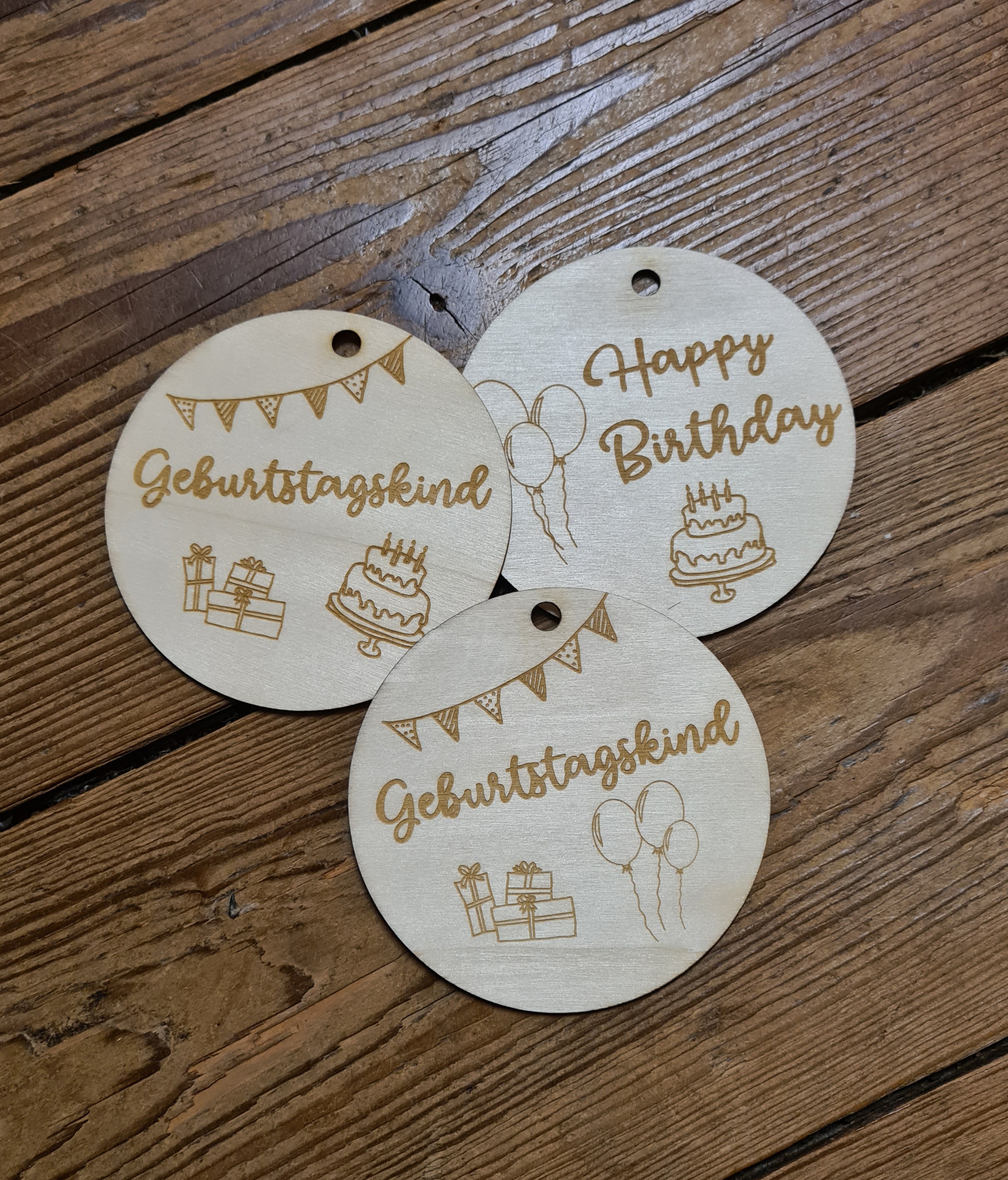 Holzscheibe Geburtstag Geburtstagskind Geschenkanhänger 10 cm