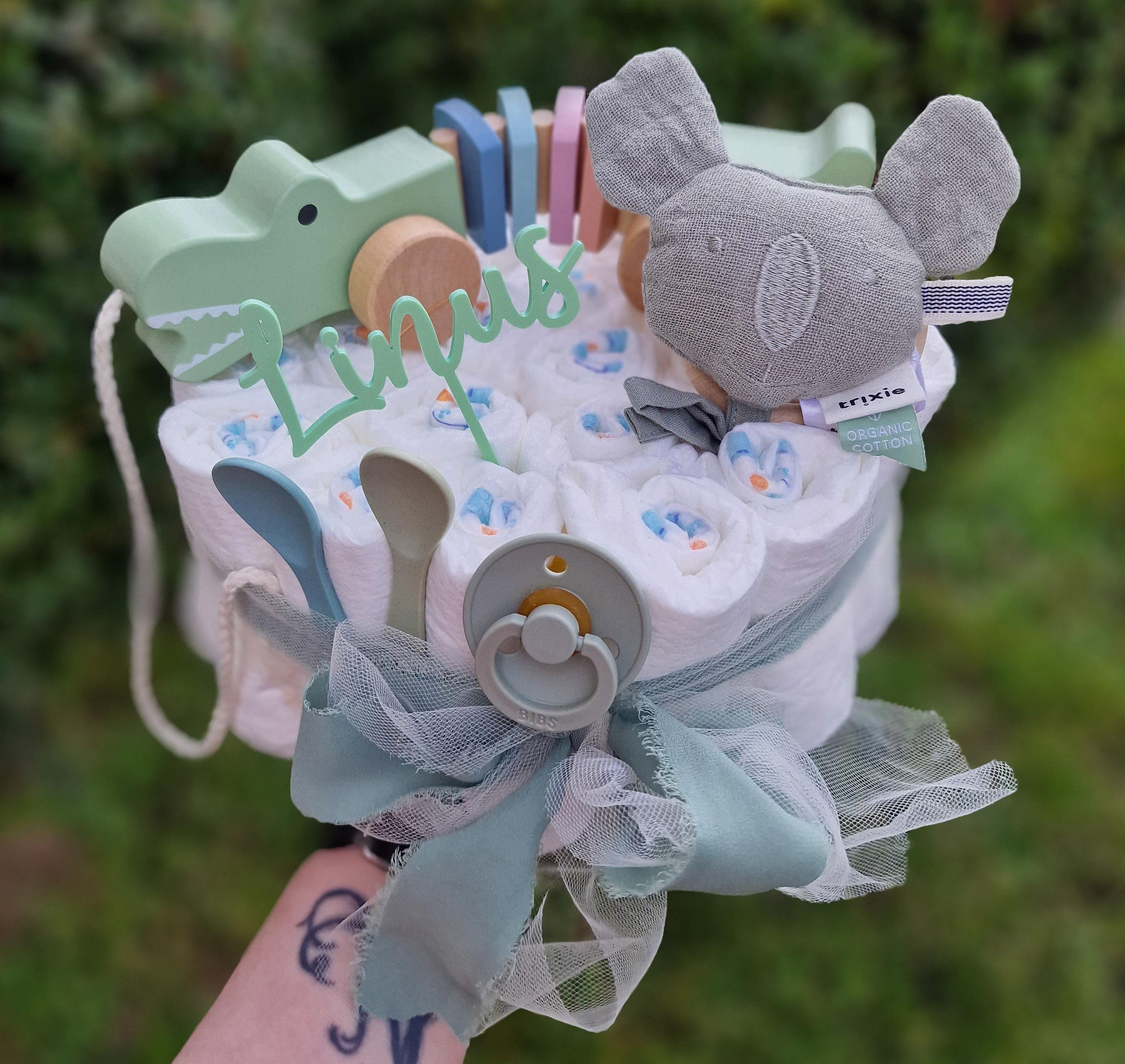 Elfenstall Windeltorte Pamperstorte mit Nachziehtier Krokodil Elfenstall Windeltorte Pamperstorte mit Nachziehtier Krokodil