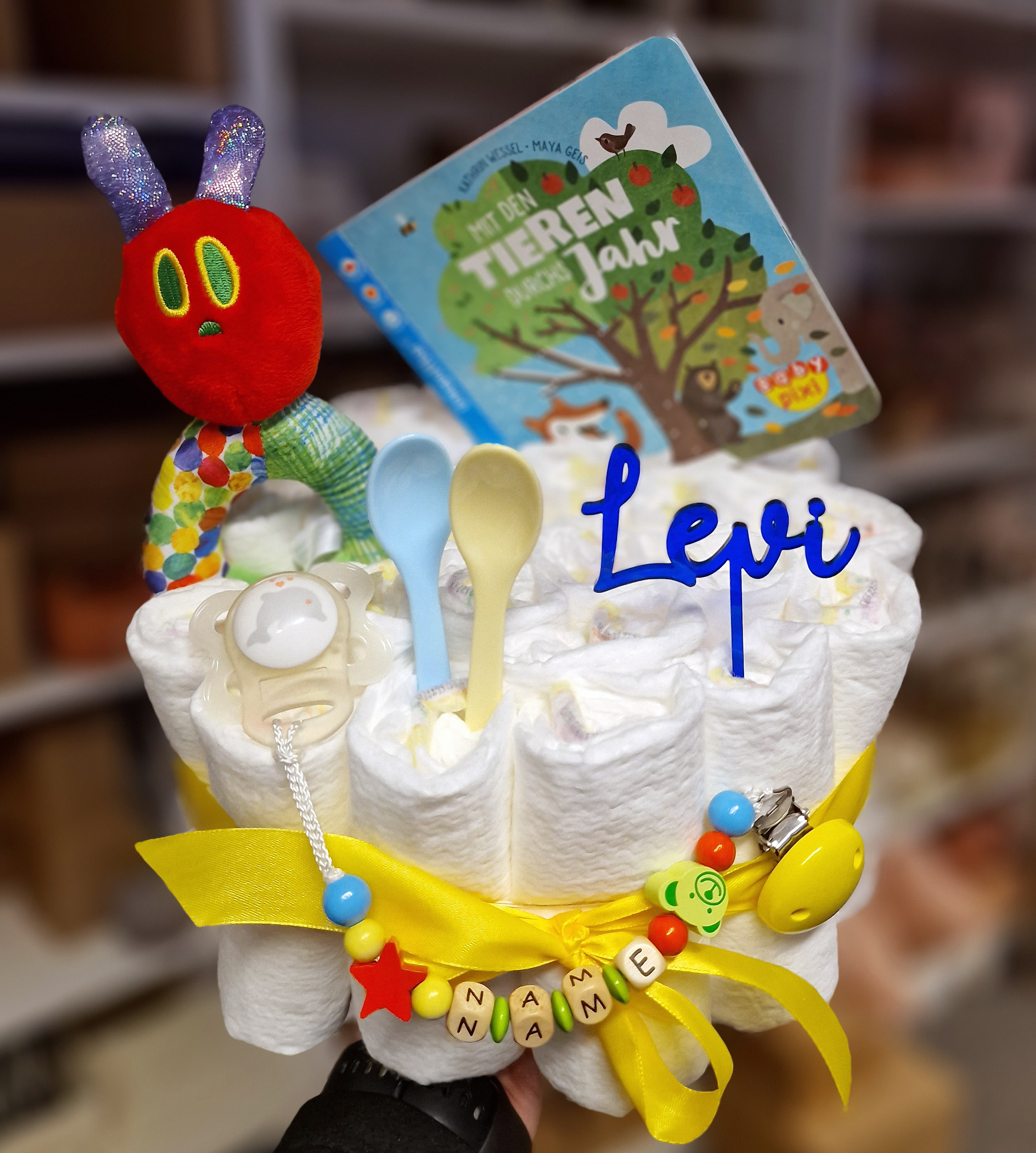 Elfenstall Windeltorte Pamperstorte mit Raupe Nimmersatt Rassel Elfenstall Windeltorte Pamperstorte mit Raupe Nimmersatt Rassel