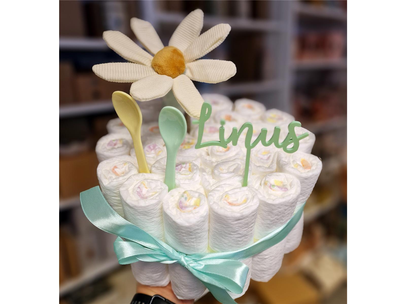 Elfenstall Windeltorte Pamperstorte mit Blumenrassel und Acryltopper