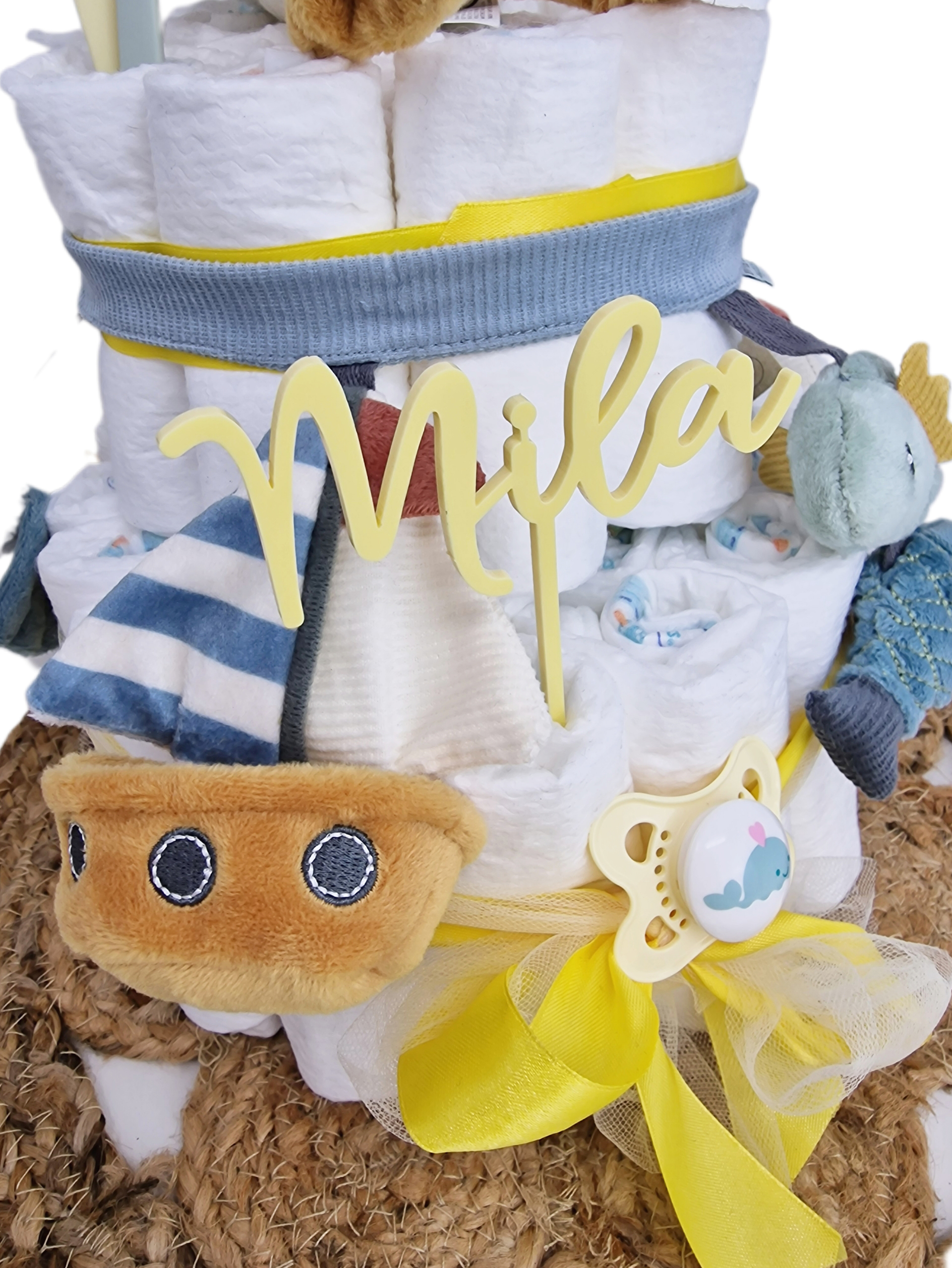 Elfenstall Windeltorte Pamperstorte mit Kinderwagenkette und personalisiertem Caketopper Elfenstall Windeltorte Pamperstorte mit Kinderwagenkette und personalisiertem Caketopper