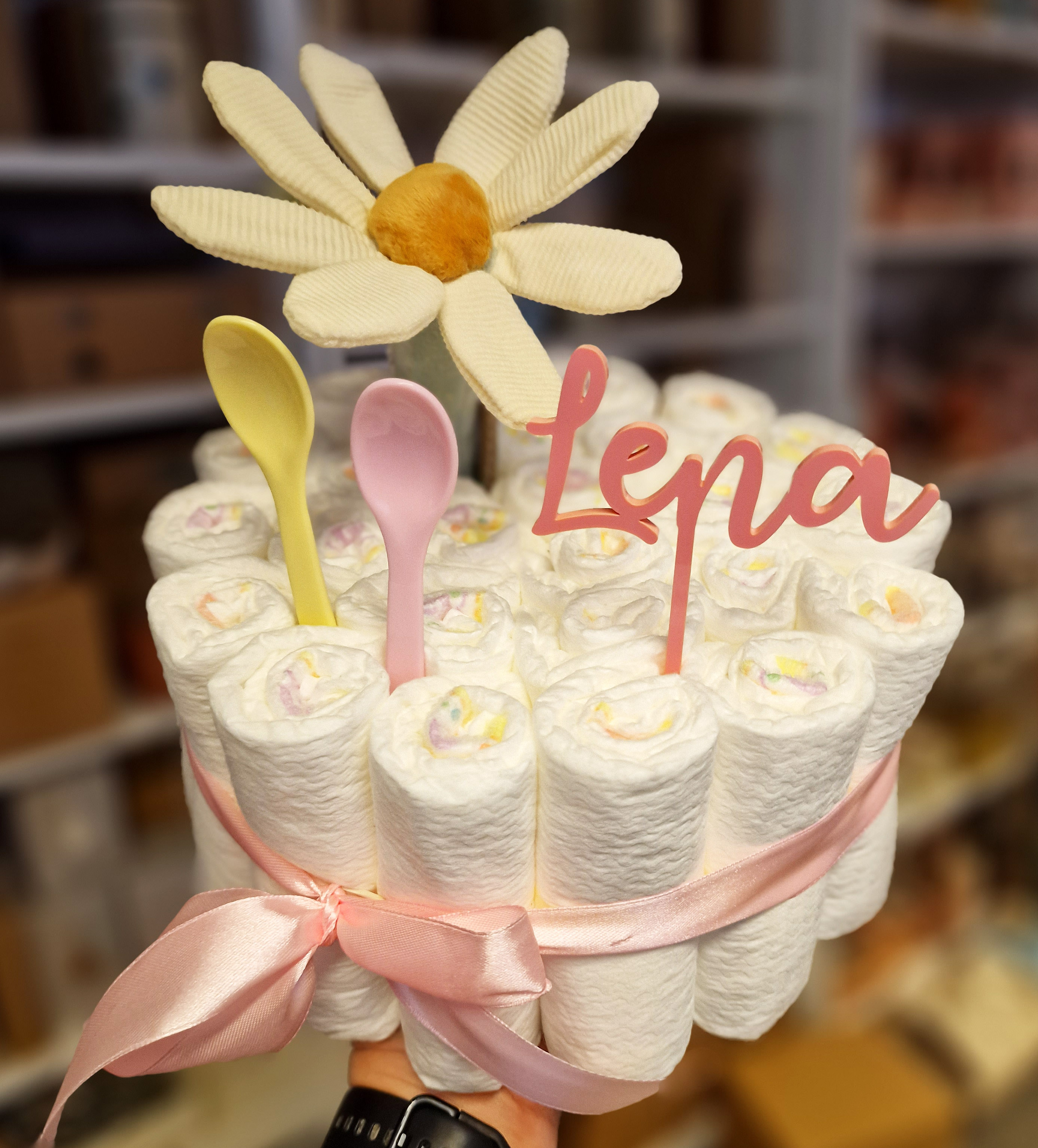 Elfenstall Windeltorte Pamperstorte mit Blumenrassel und Acryltopper Elfenstall Windeltorte Pamperstorte mit Blumenrassel und Acryltopper