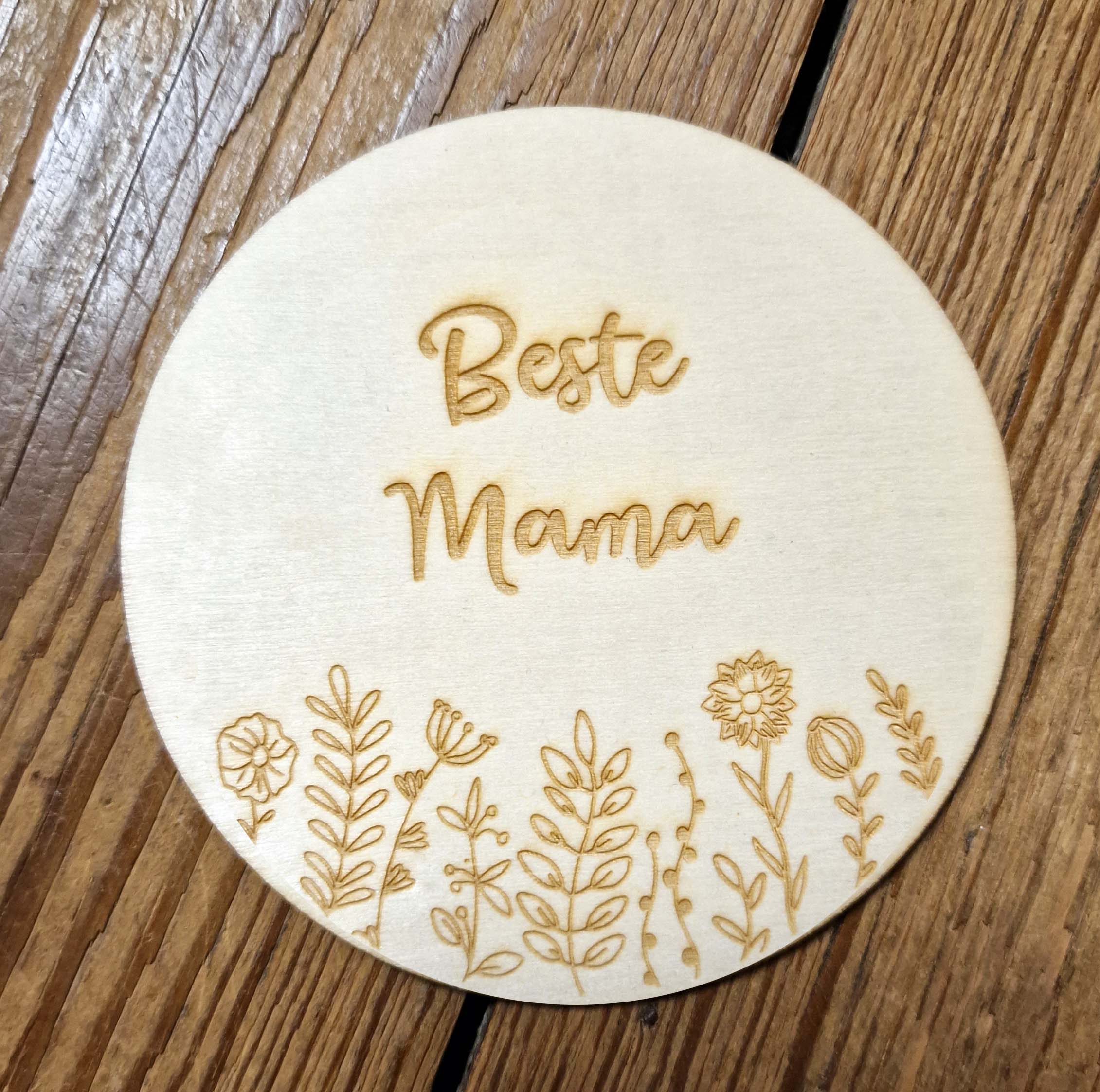 Personalisierte Holzscheibe mit Blumenwiesemotiv Geschenkanhänger 10 cm