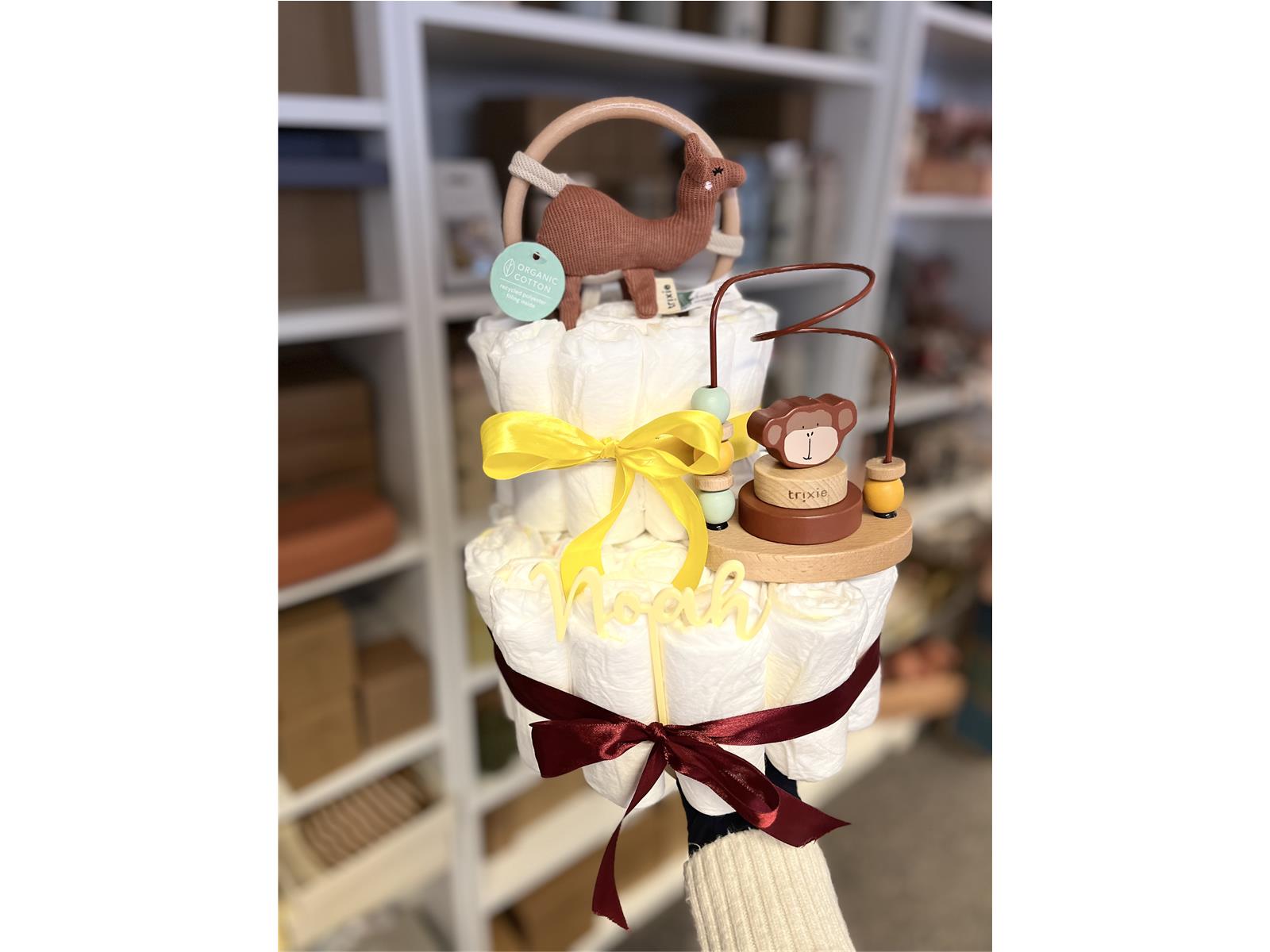 Elfenstall Windeltorte mit Trixie Kamel Rassel und Motorikschleife