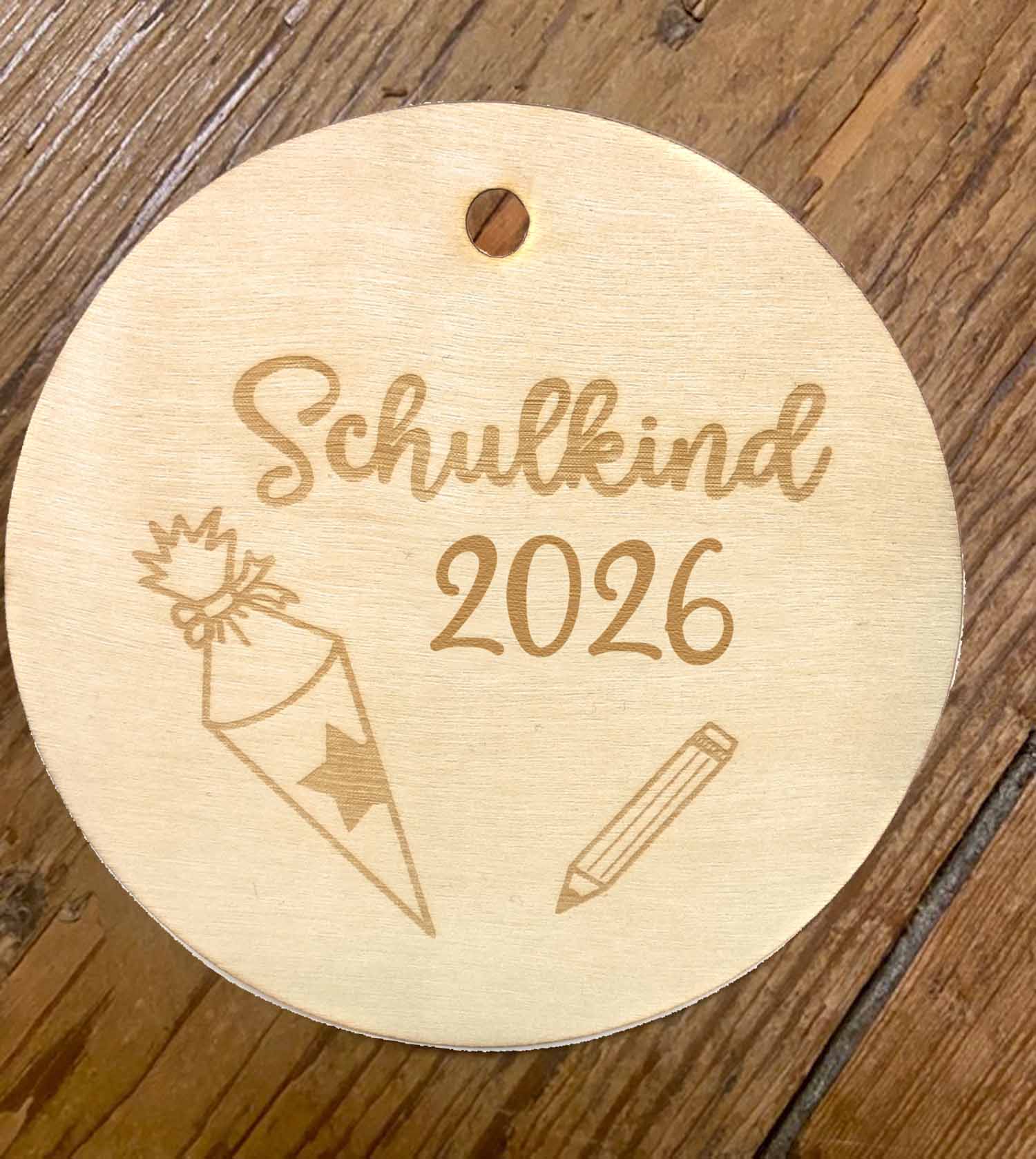 Holzscheibe Schulkind 2026 Geschenkanhänger 10 cm
