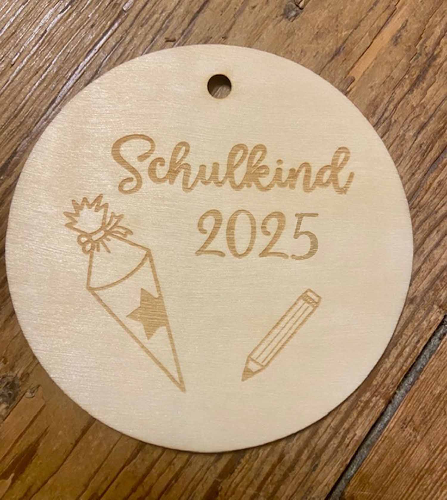 Holzscheibe Schulkind 2024 Geschenkanhänger 10 cm