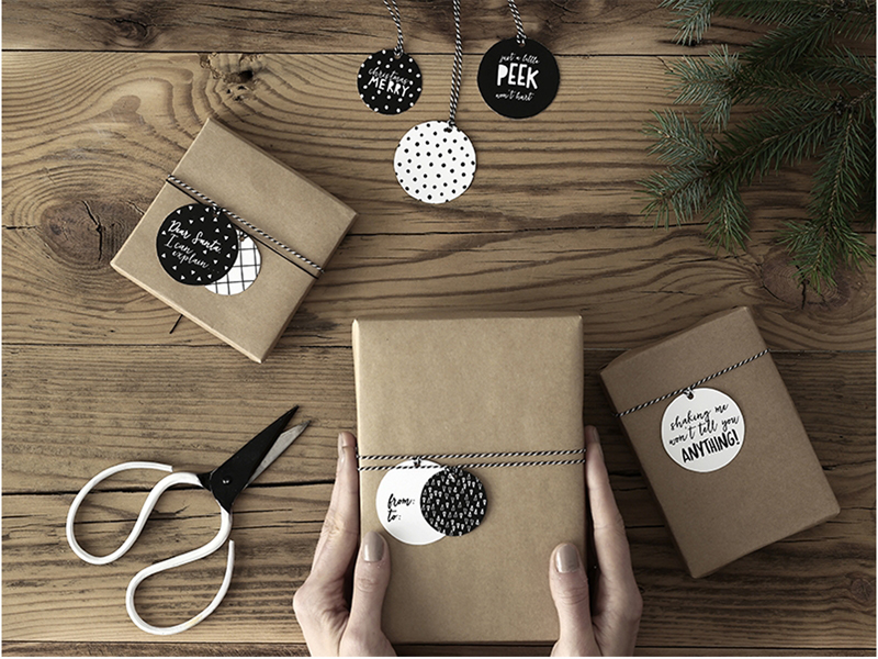 Geschenkeanhänger Weihnachten schwarz weiss mit Kordeln 12 Stück Geschenkeanhänger Weihnachten schwarz weiss mit Kordeln 12 Stück