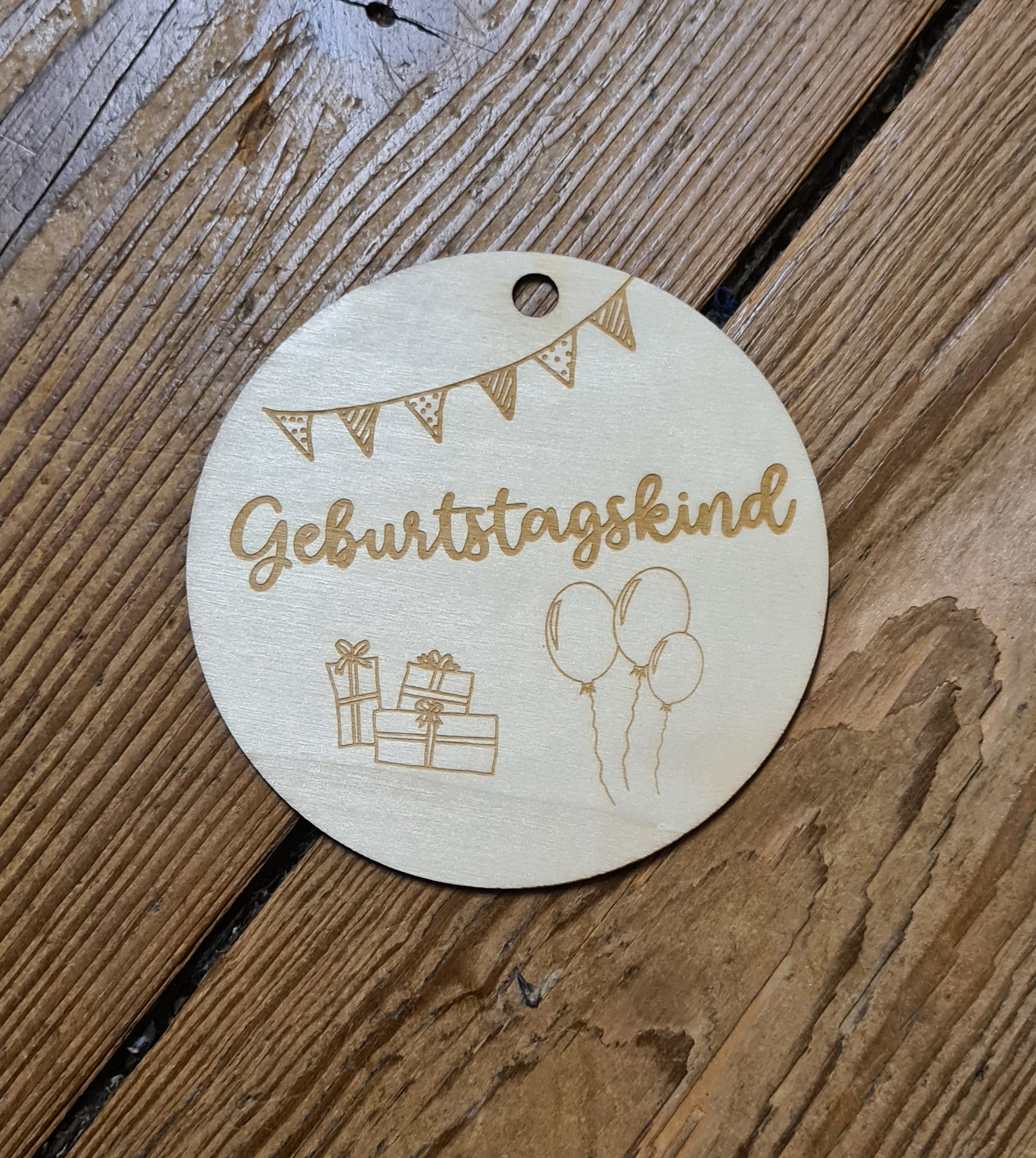 Holzscheibe Geburtstag Geburtstagskind Geschenkanhänger 10 cm