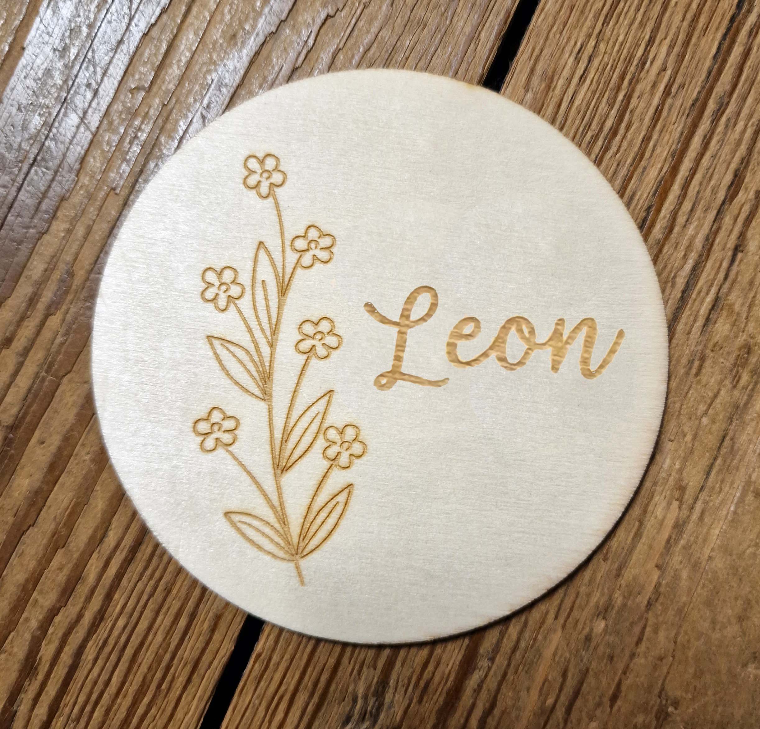 Personalisierte Holzscheibe mit Blumenmotiv Geschenkanhänger 10 cm