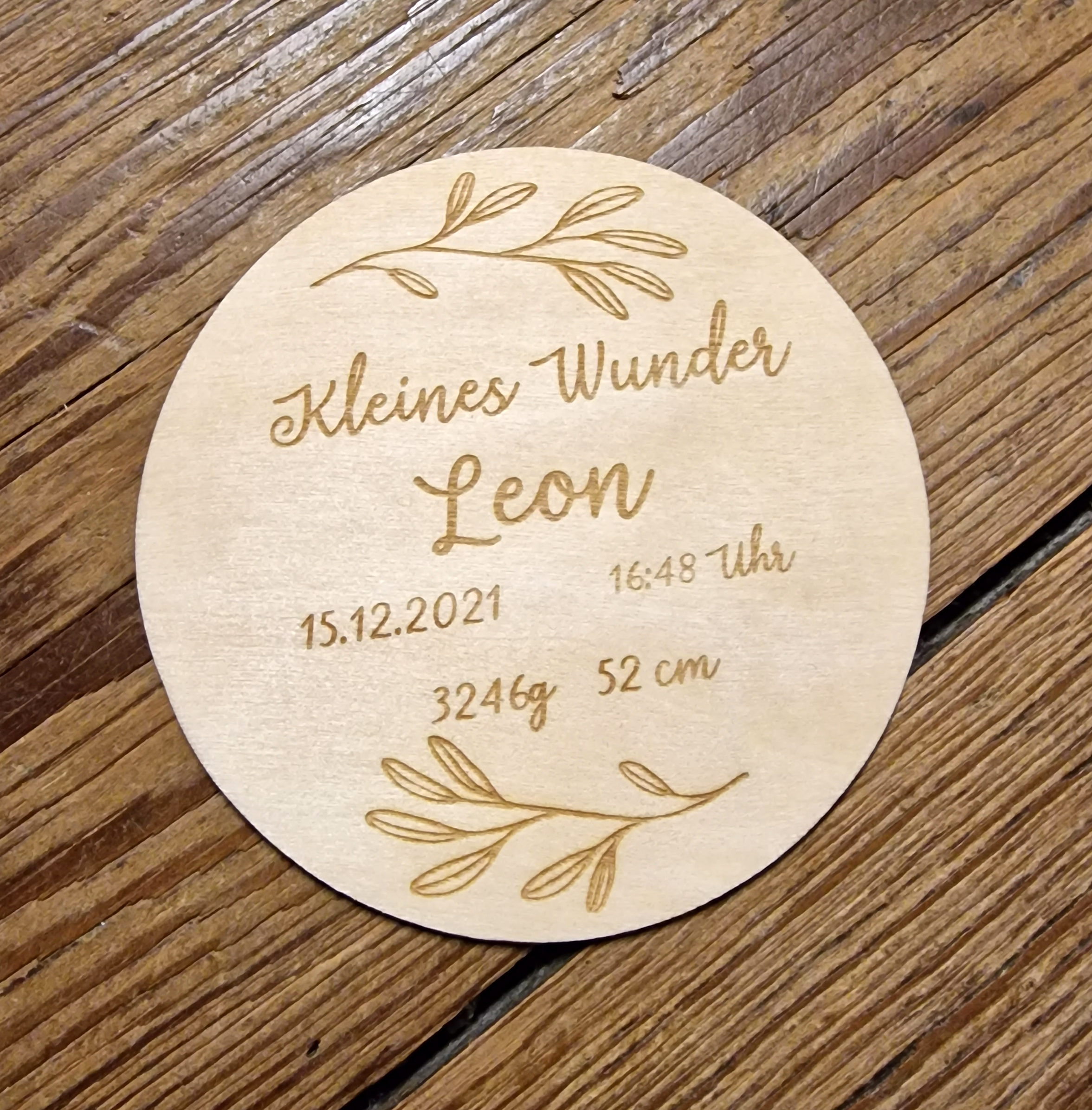 Personalisierte Holzscheibe "Kleines Wunder" mit Blättermotiv Geschenkanhänger 10 cm