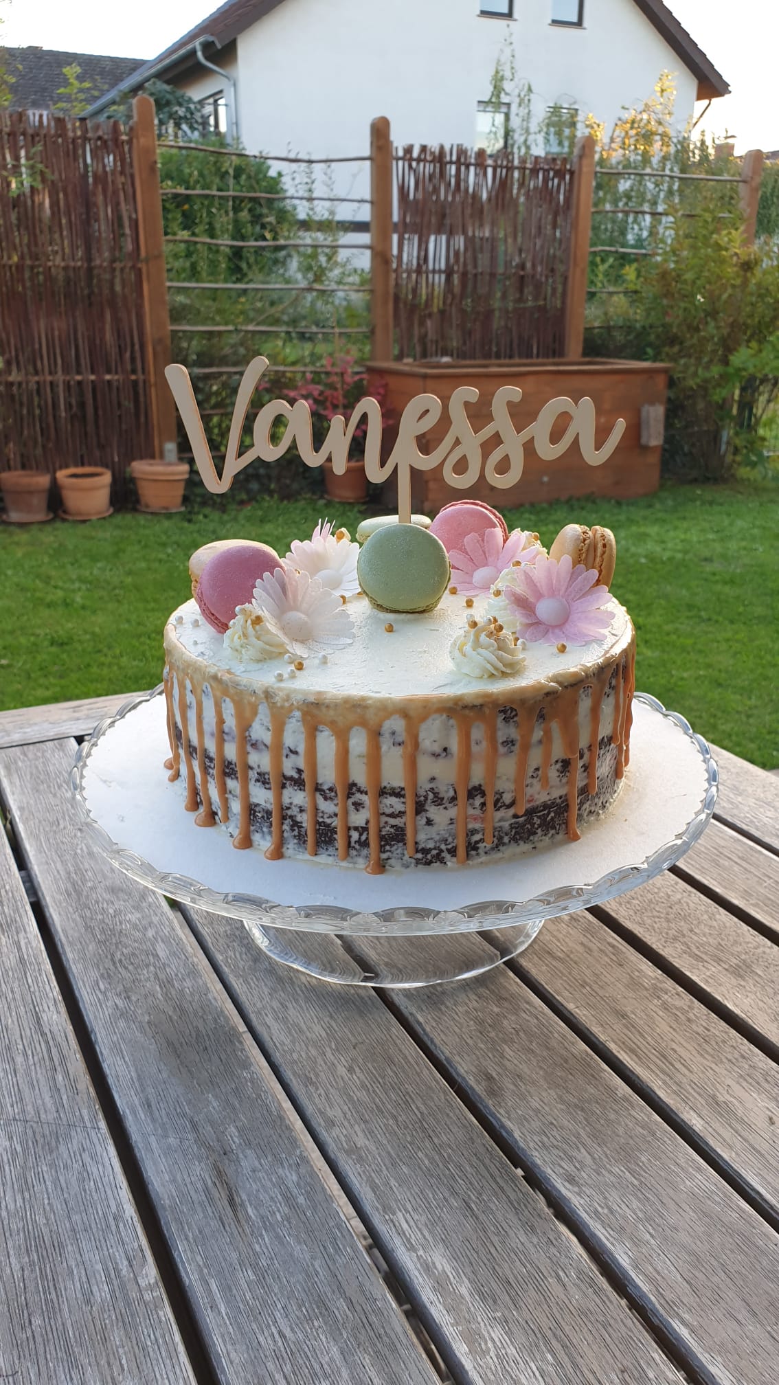 Personalisierter Topper aus Holz mit Wunschname. einzeilig