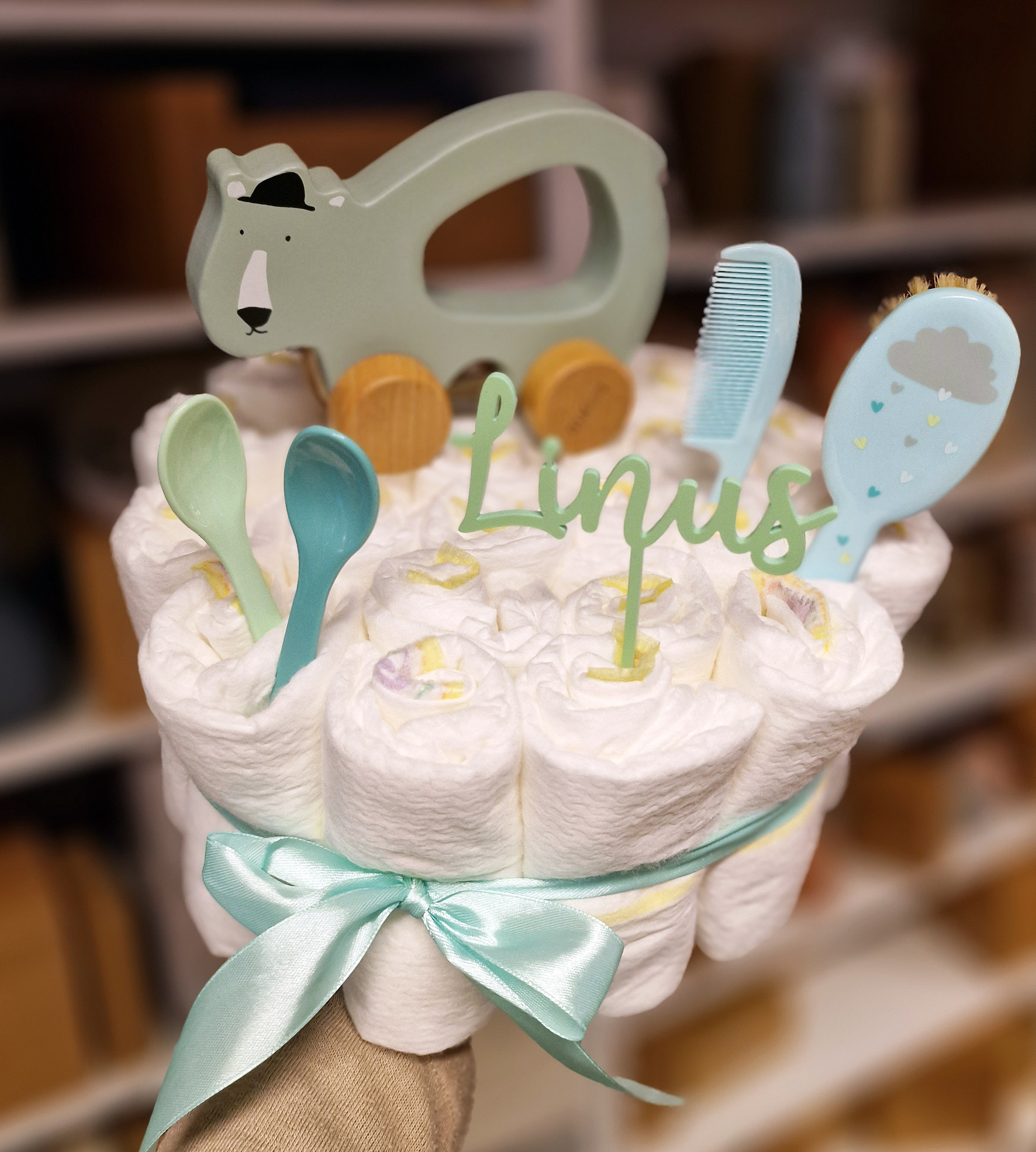Elfenstall Windeltorte Pamperstorte mit süßem Nachziehtier Eisbär Elfenstall Windeltorte Pamperstorte mit süßem Nachziehtier Eisbär