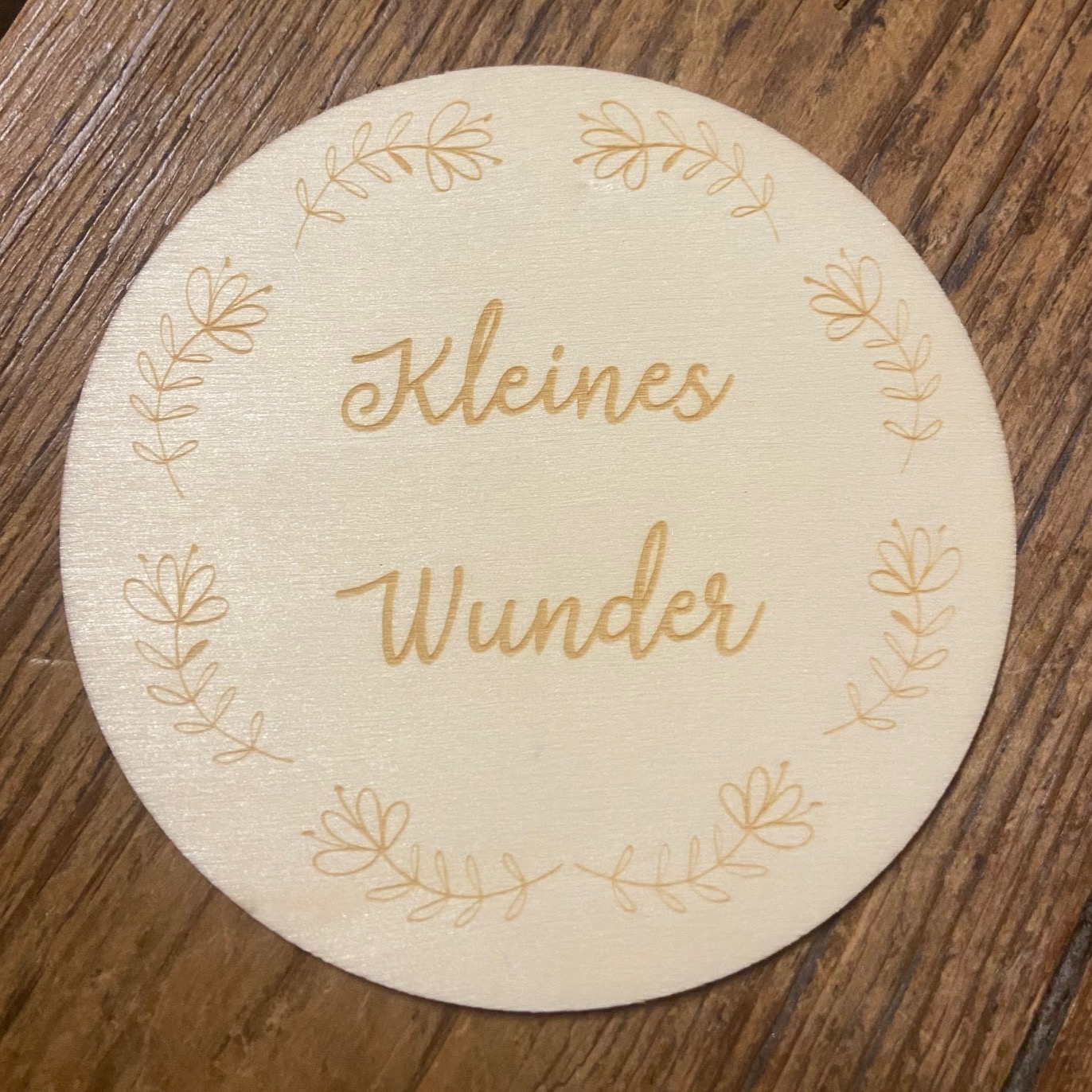 Holzscheibe "Kleines Wunder" mit Blumenmotiv Geschenkanhänger 10 cm