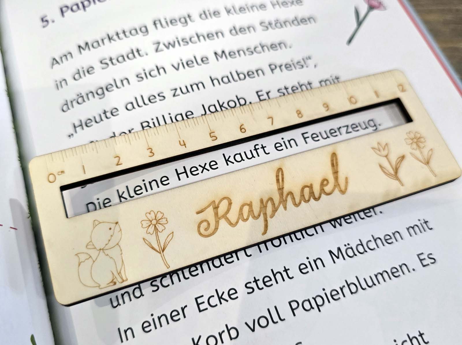 Elfenstall Lesehilfe aus Holz mit Wunsch-Namen personalisiert