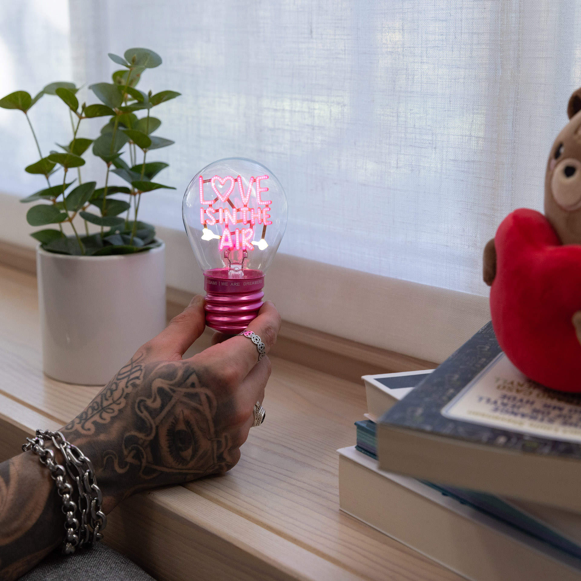 Legami Tischlampe in Glühbirnendesign Bulb Fiction Love is in the Air