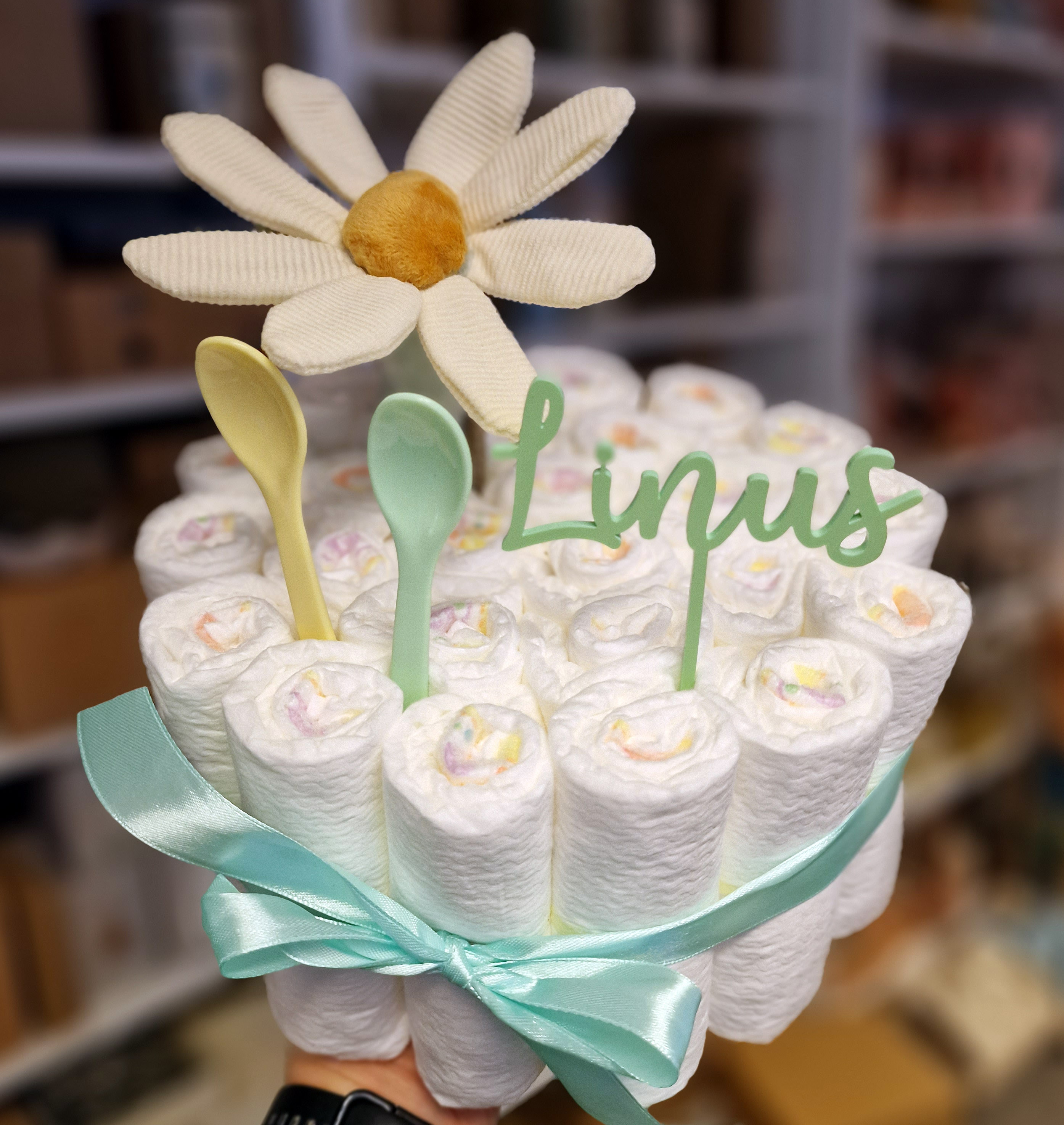 Elfenstall Windeltorte Pamperstorte mit Blumenrassel und Acryltopper Elfenstall Windeltorte Pamperstorte mit Blumenrassel und Acryltopper