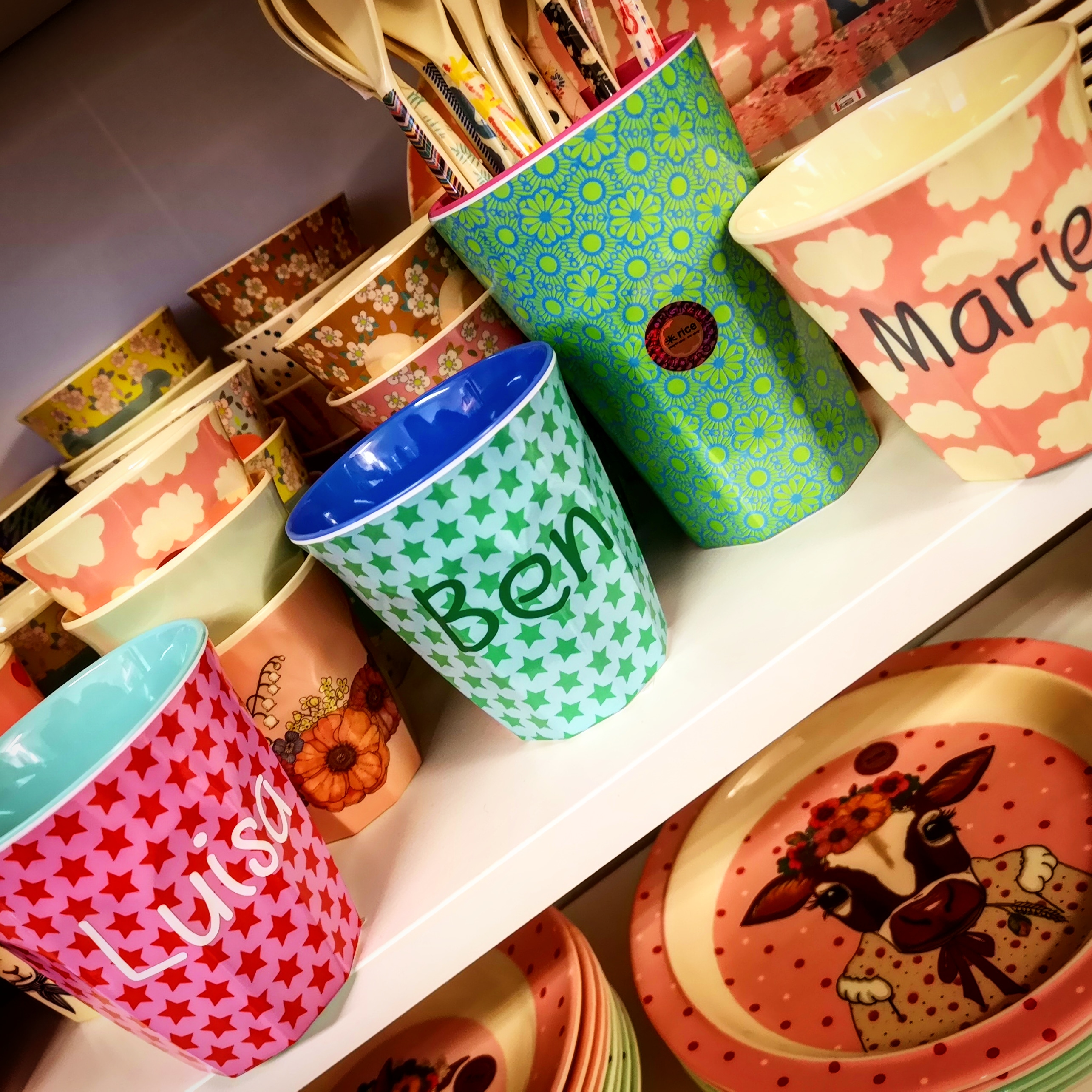 Elfenstall Rice Becher mit Wunsch-Namen personalisiert Medium Karomuster creme Elfenstall Rice Becher mit Wunsch-Namen personalisiert Medium Karomuster creme