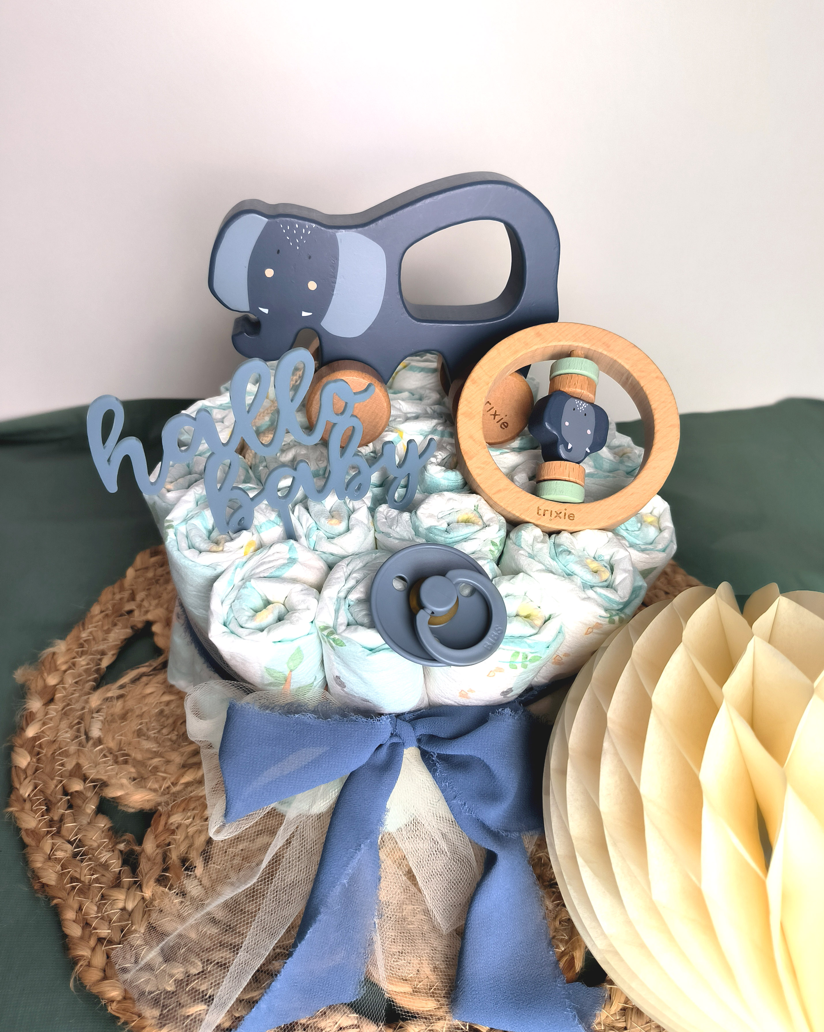 Elfenstall Windeltorte Pamperstorte mit süßem Nachziehtier Elefant Elfenstall Windeltorte Pamperstorte mit süßem Nachziehtier Elefant