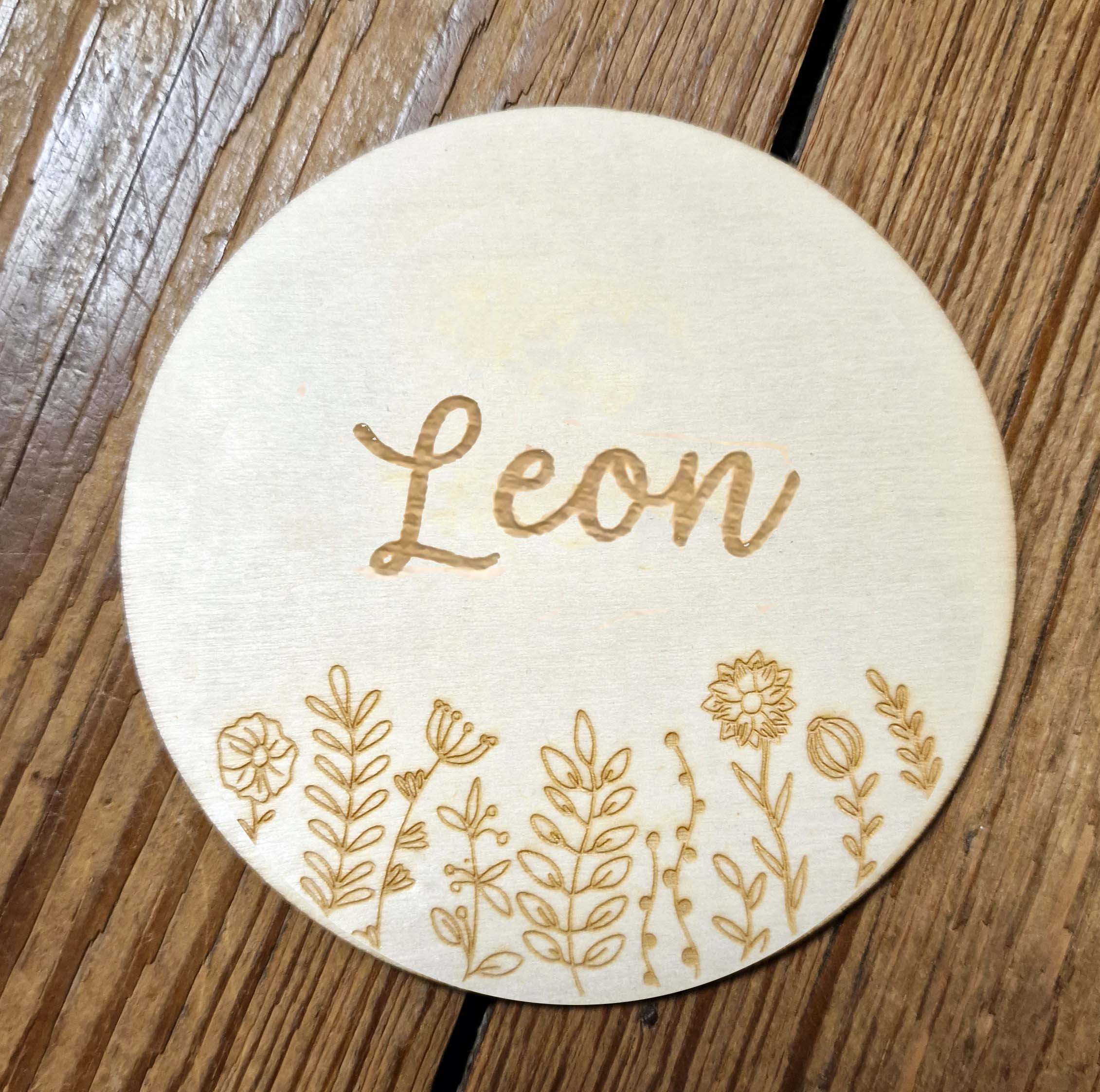 Personalisierte Holzscheibe mit Blumenwiesemotiv Geschenkanhänger 10 cm
