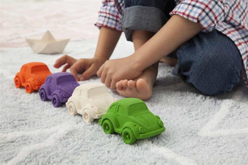 Oli & Carol Spielzeugauto Beetle lila aus 100% Naturkautschuk