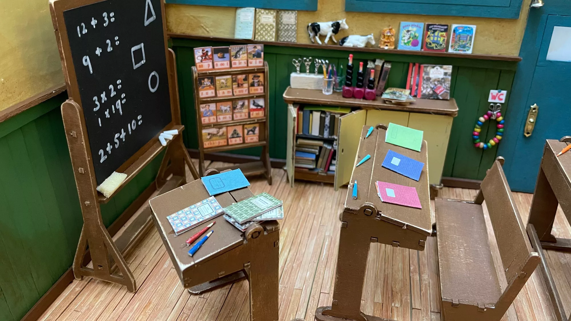 The Mouse Mansion DIY Puppenhaus Möbelset für Kinder Klassenzimmer Klassenzimmermöbel