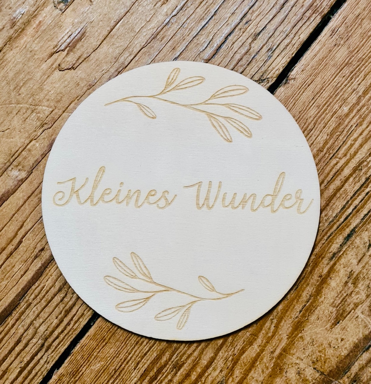 Holzscheibe "Kleines Wunder" mit Blättermotiv Geschenkanhänger 10 cm
