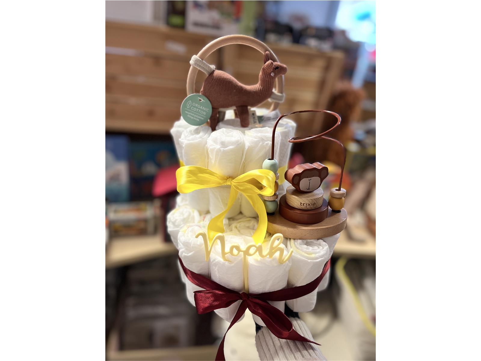 Elfenstall Windeltorte mit Trixie Kamel Rassel und Motorikschleife