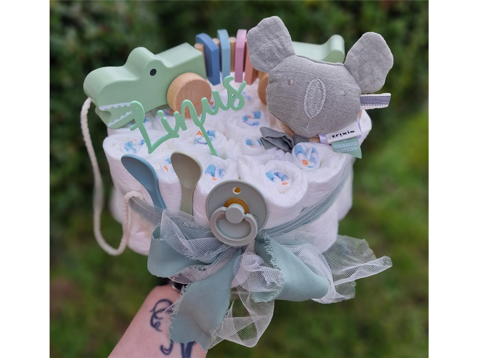 Elfenstall Windeltorte Pamperstorte mit Nachziehtier Krokodil Elfenstall Windeltorte Pamperstorte mit Nachziehtier Krokodil