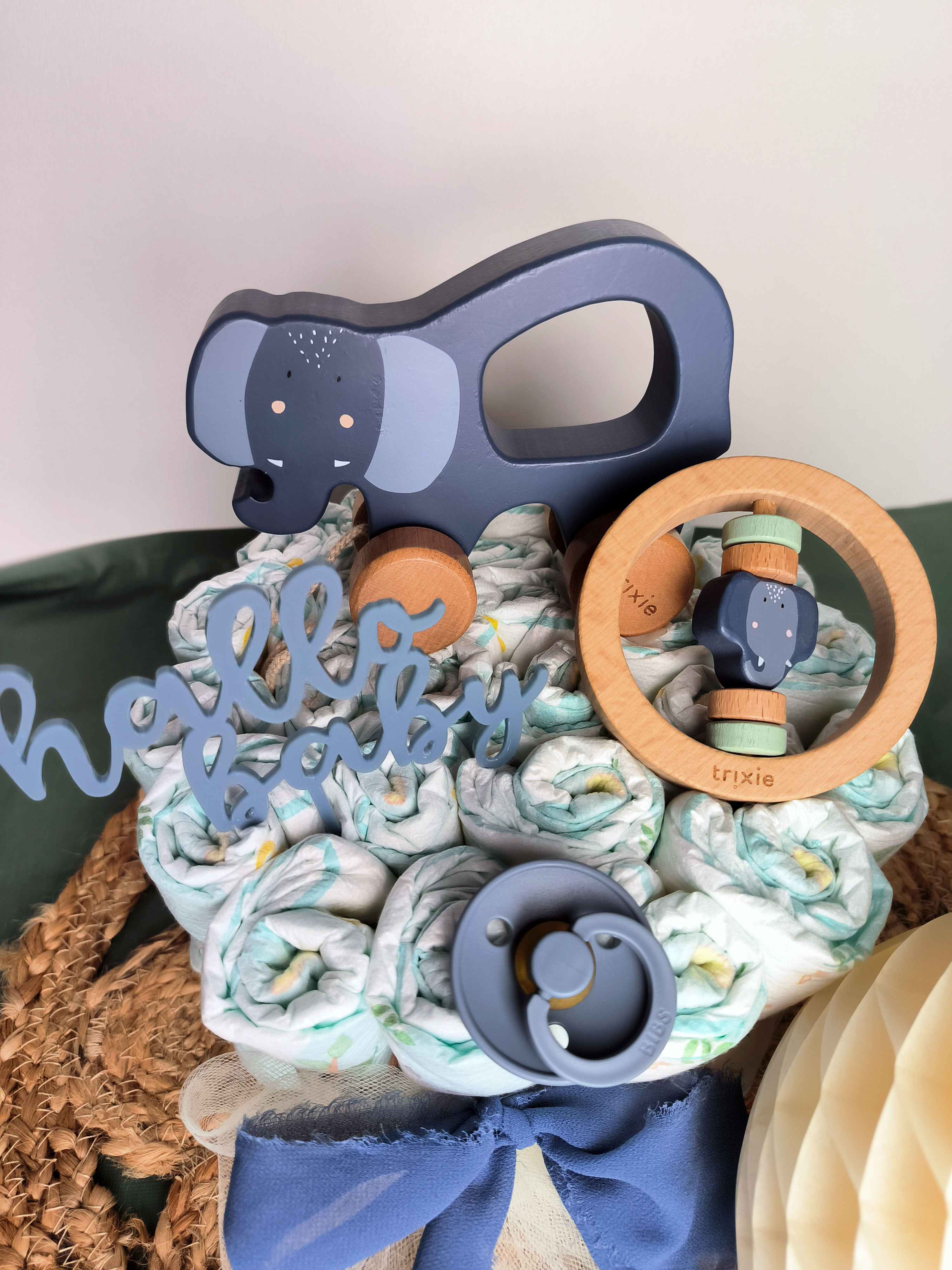 Elfenstall Windeltorte Pamperstorte mit süßem Nachziehtier Elefant Elfenstall Windeltorte Pamperstorte mit süßem Nachziehtier Elefant
