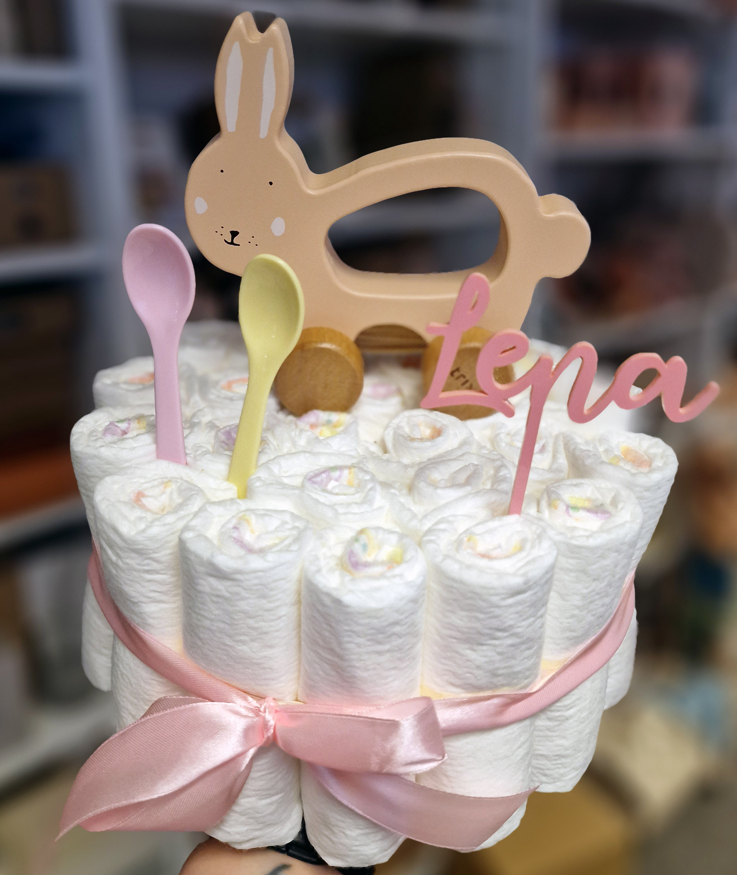 Elfenstall Windeltorte Pamperstorte mit süßem Nachziehtier Hase Elfenstall Windeltorte Pamperstorte mit süßem Nachziehtier Hase