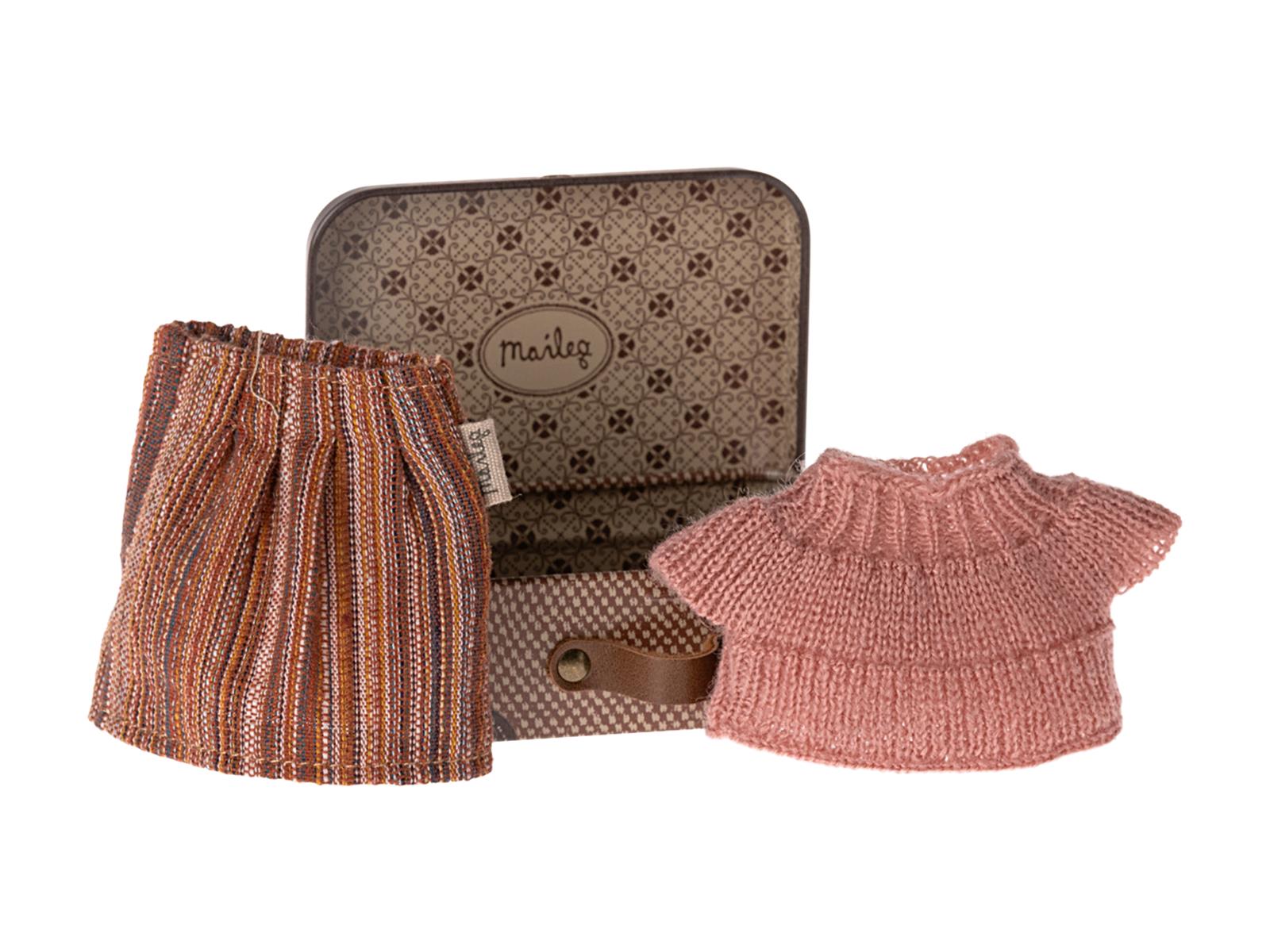 Maileg Kleidung Strickbluse und Rock im Koffer Oma Maus