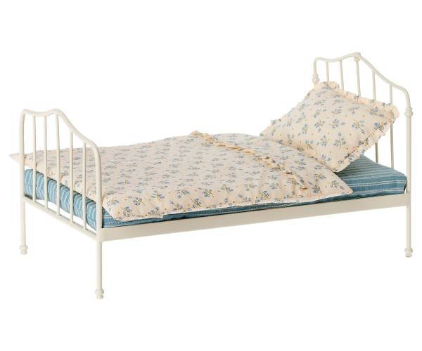 Maileg Vintage Bett Metallbett weiss und blaue Bettwäsche